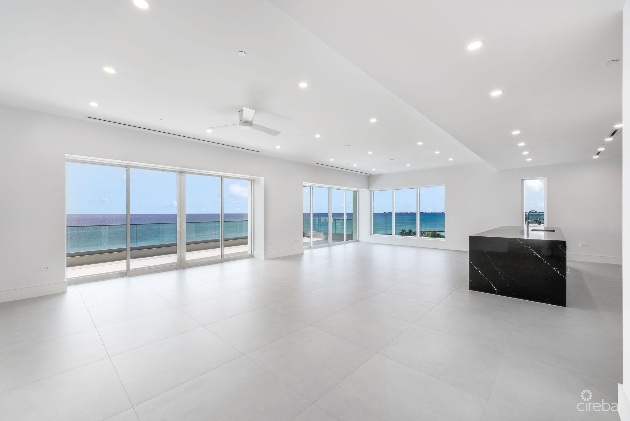 AQUA – BEACHFRONT RESIDENCE #5, SEVEN MILE BEACH
