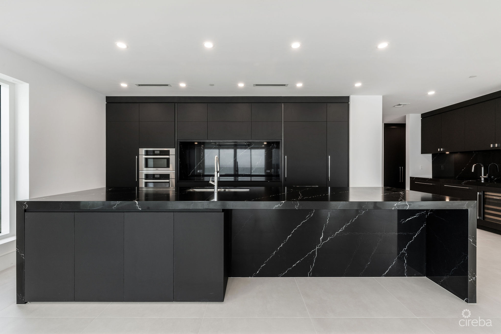 AQUA – BEACHFRONT RESIDENCE #5, SEVEN MILE BEACH