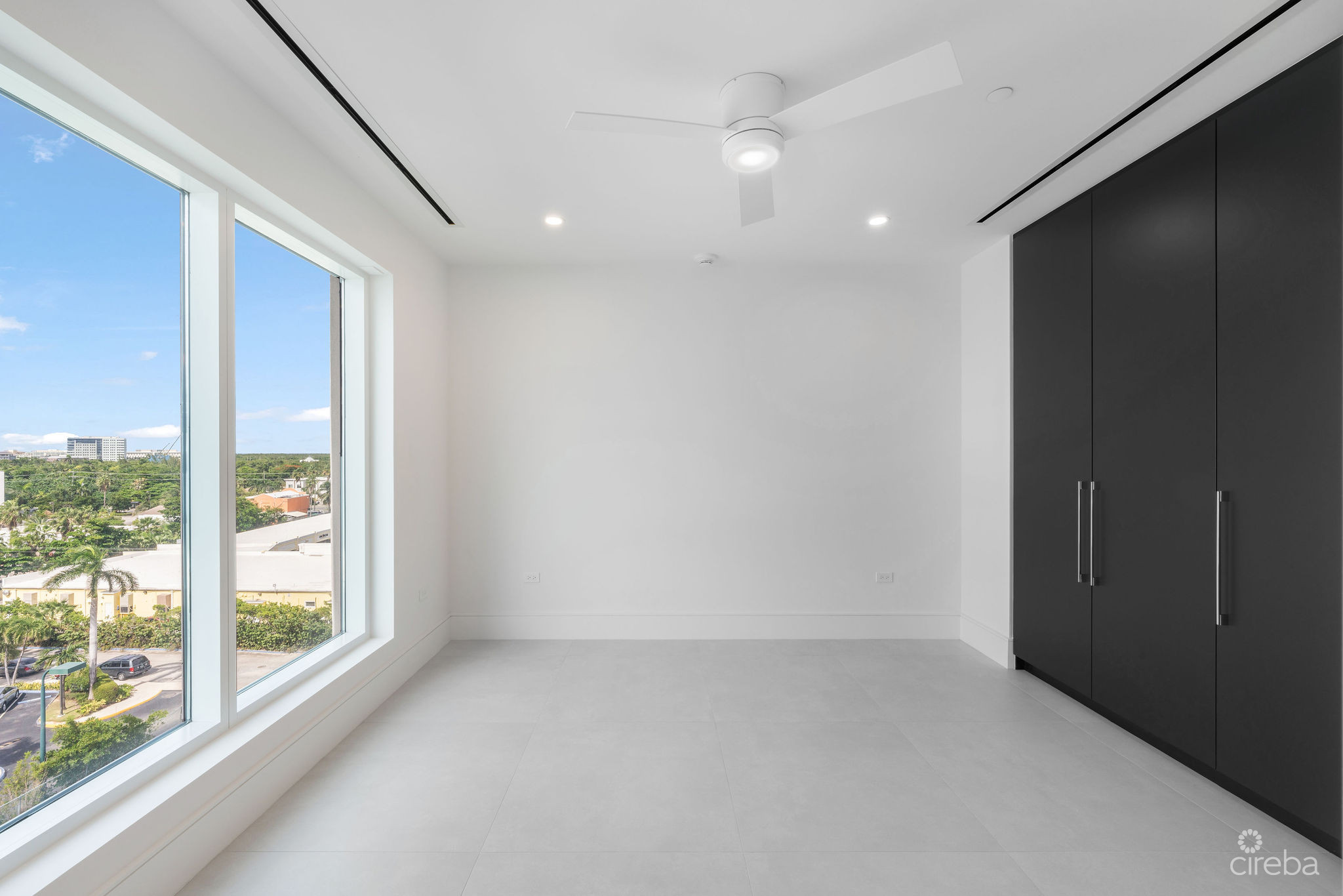 AQUA – BEACHFRONT RESIDENCE #5, SEVEN MILE BEACH