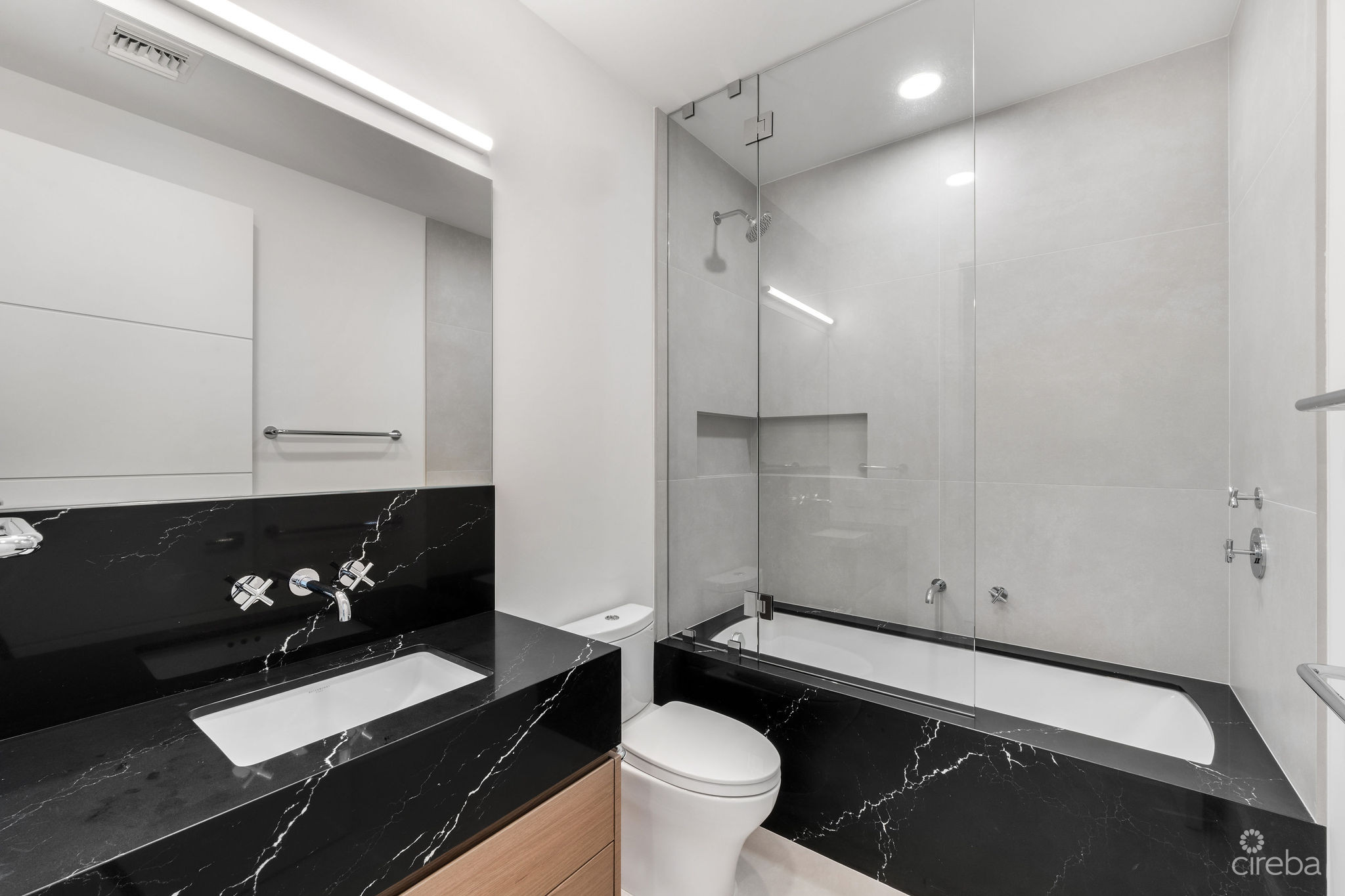 AQUA – BEACHFRONT RESIDENCE #5, SEVEN MILE BEACH