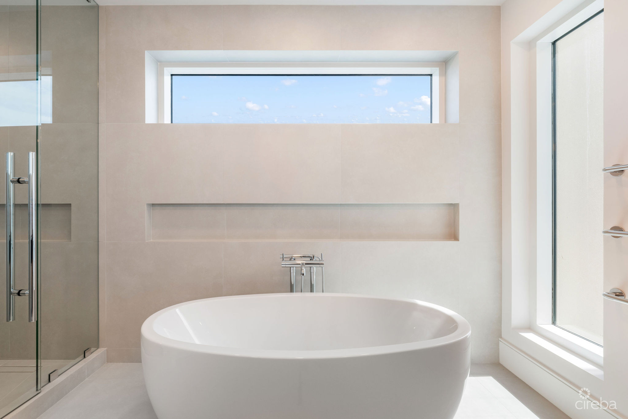 AQUA – BEACHFRONT RESIDENCE #5, SEVEN MILE BEACH