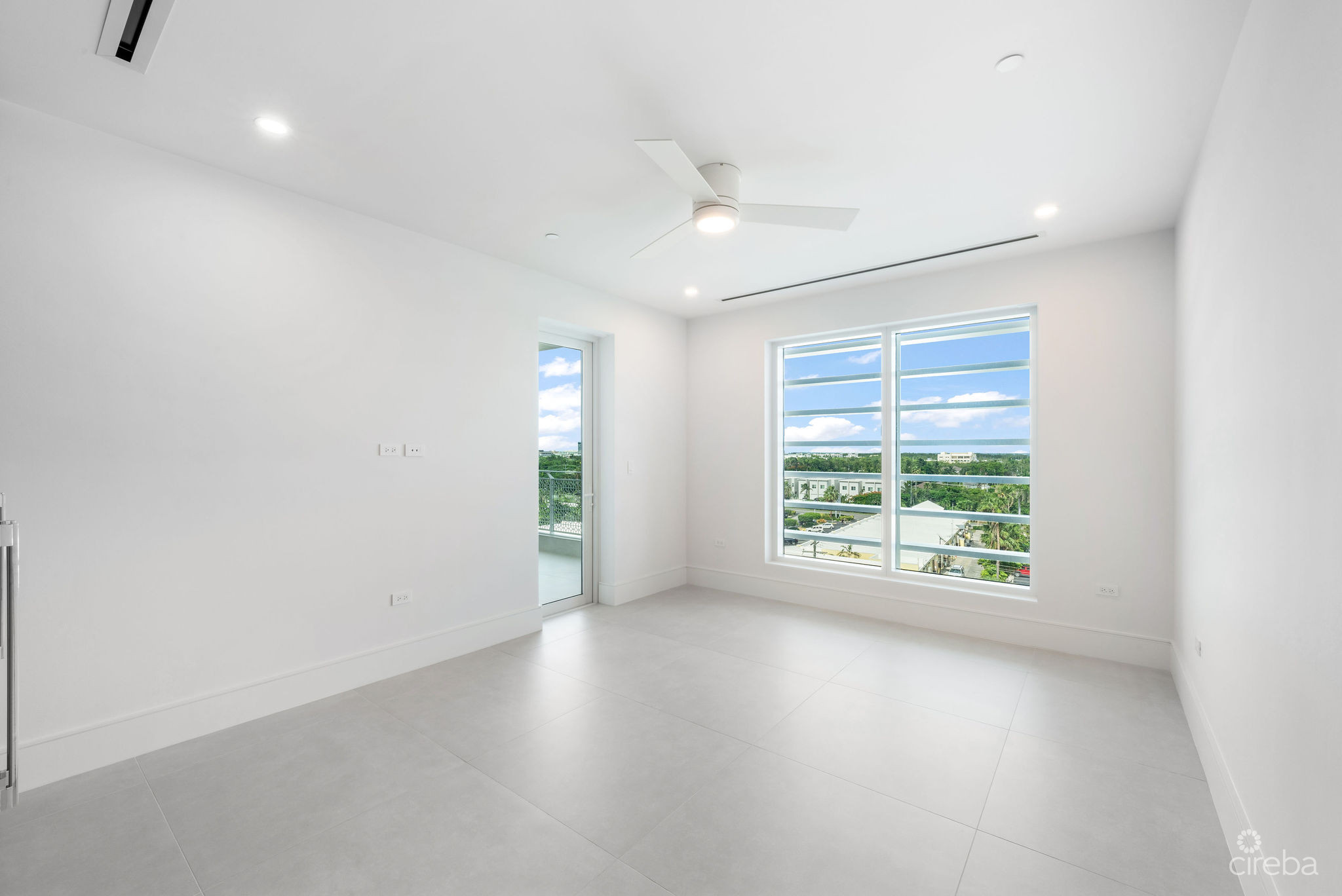 AQUA – BEACHFRONT RESIDENCE #5, SEVEN MILE BEACH