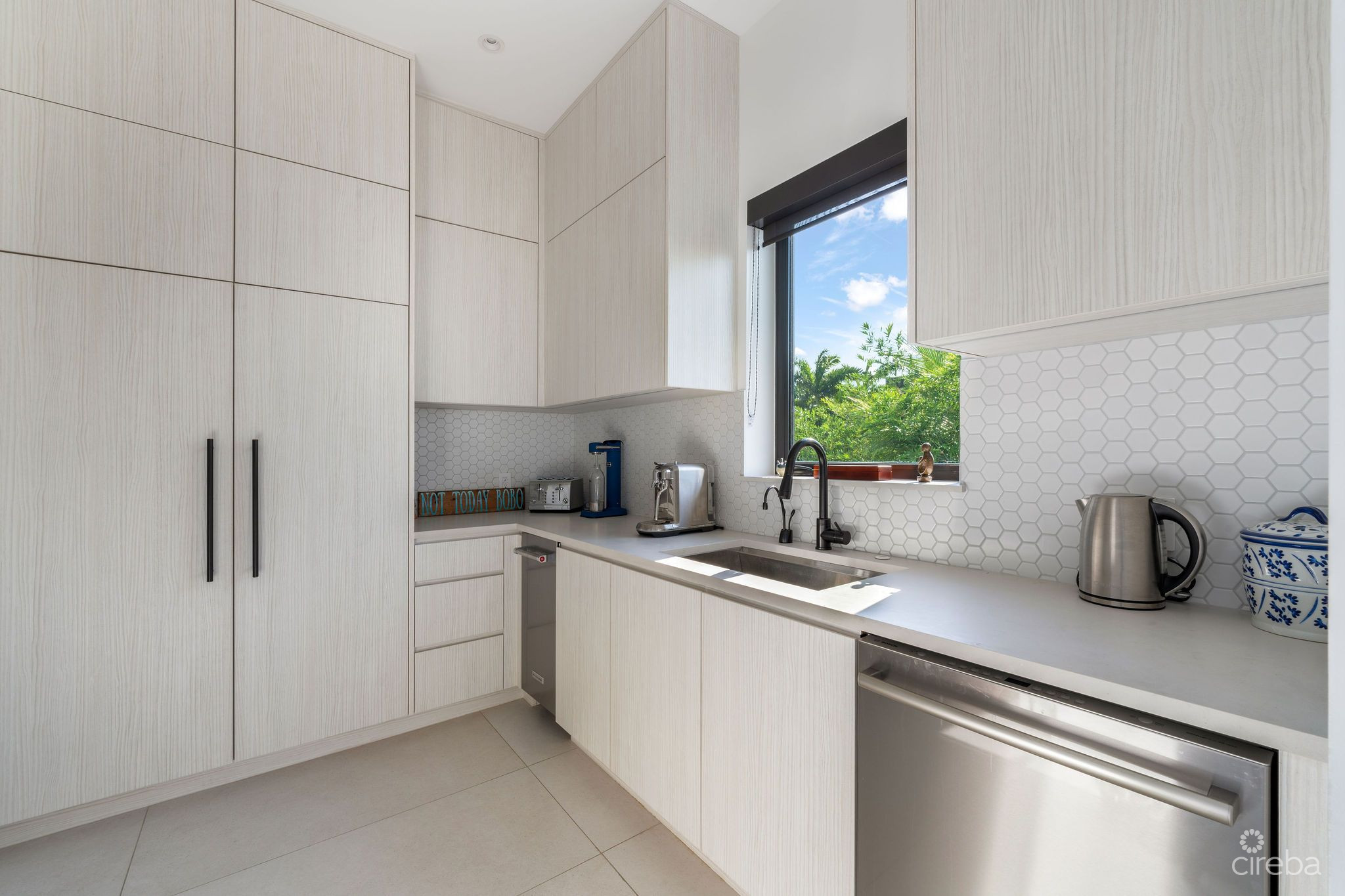 60 LALIQUE PENINSULA QUAY – LAID-BACK LUXURY FAMILY HOME IN CRYSTAL HARBOUR