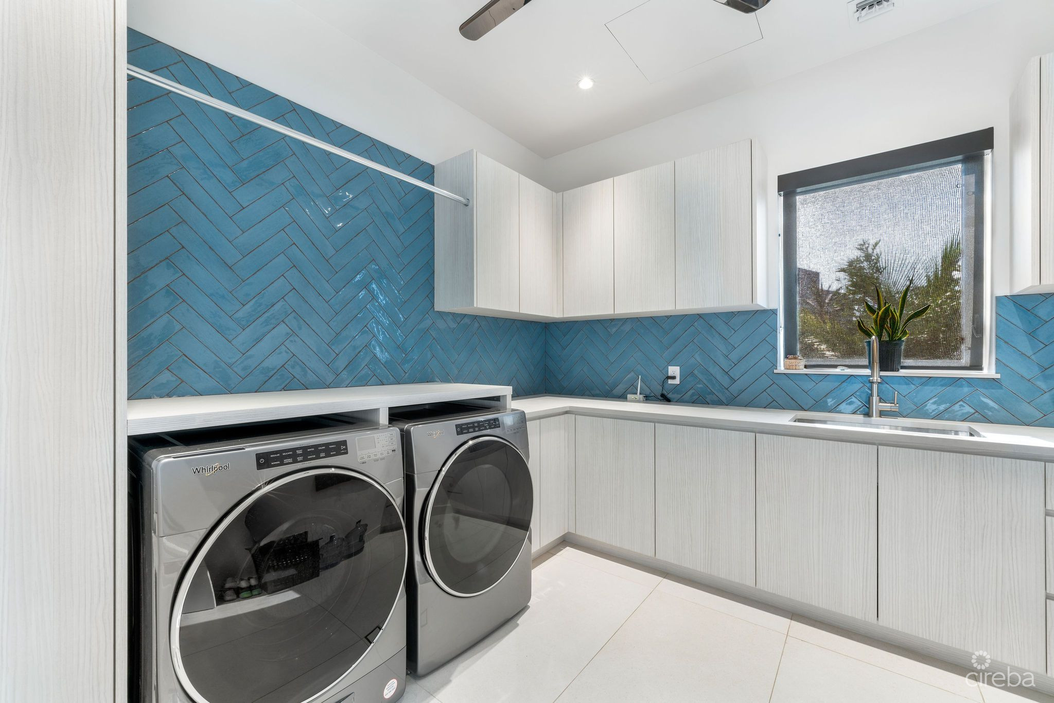 60 LALIQUE PENINSULA QUAY – LAID-BACK LUXURY FAMILY HOME IN CRYSTAL HARBOUR