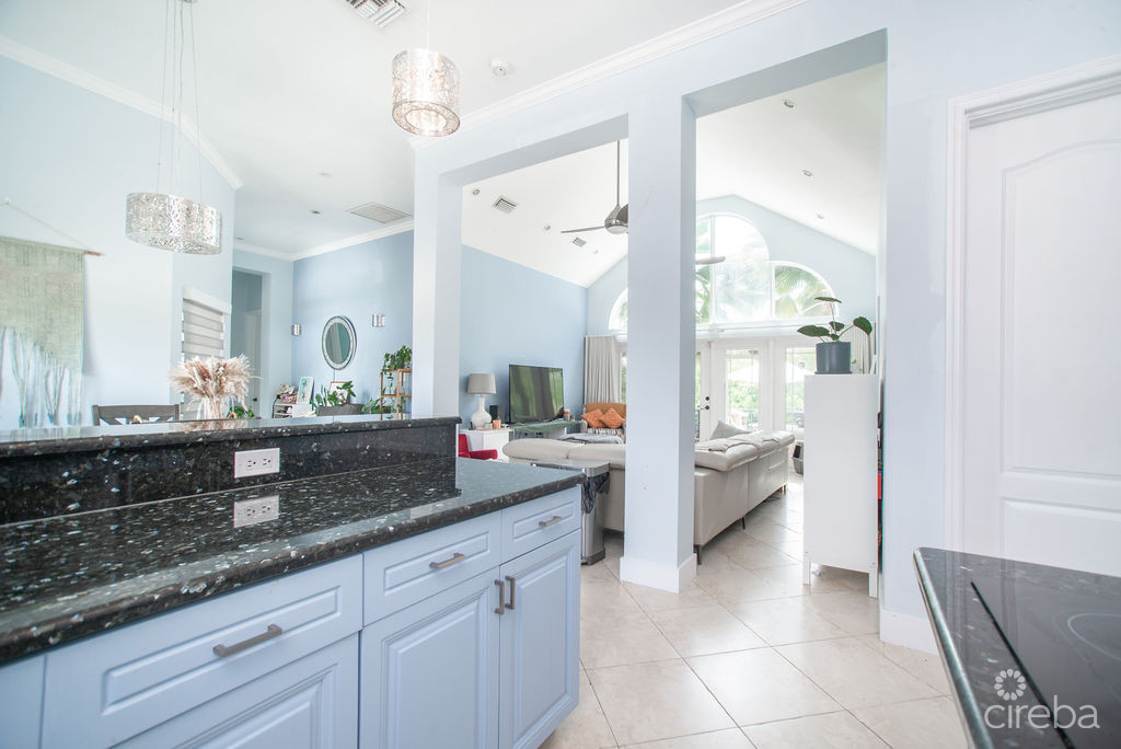 CANAL FRONT – FAMILY HOME SAVANNAH