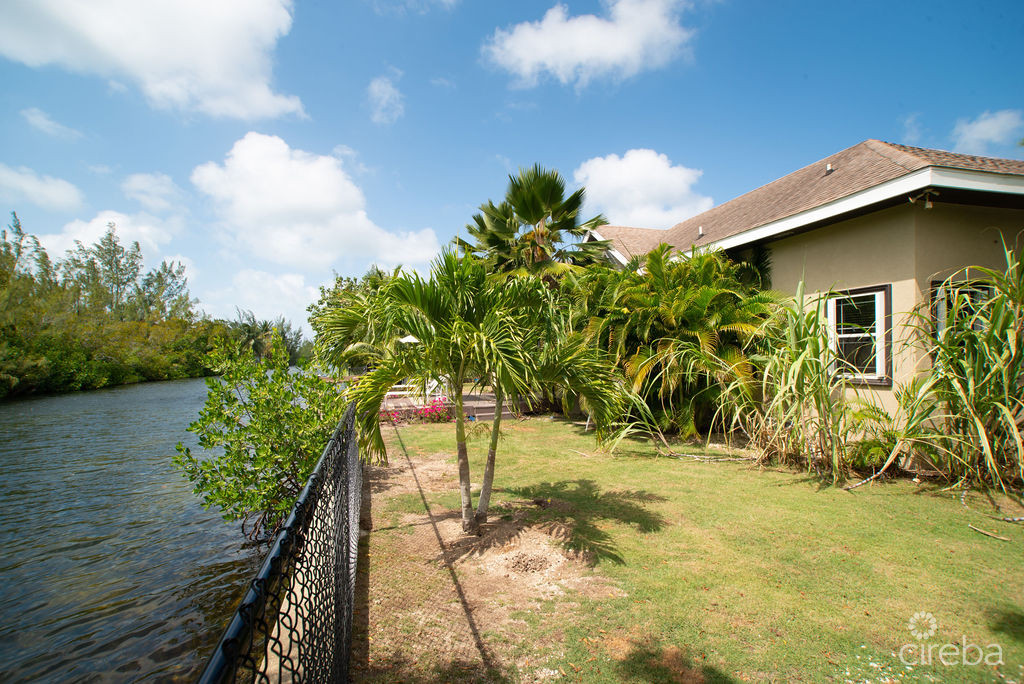 CANAL FRONT – FAMILY HOME SAVANNAH