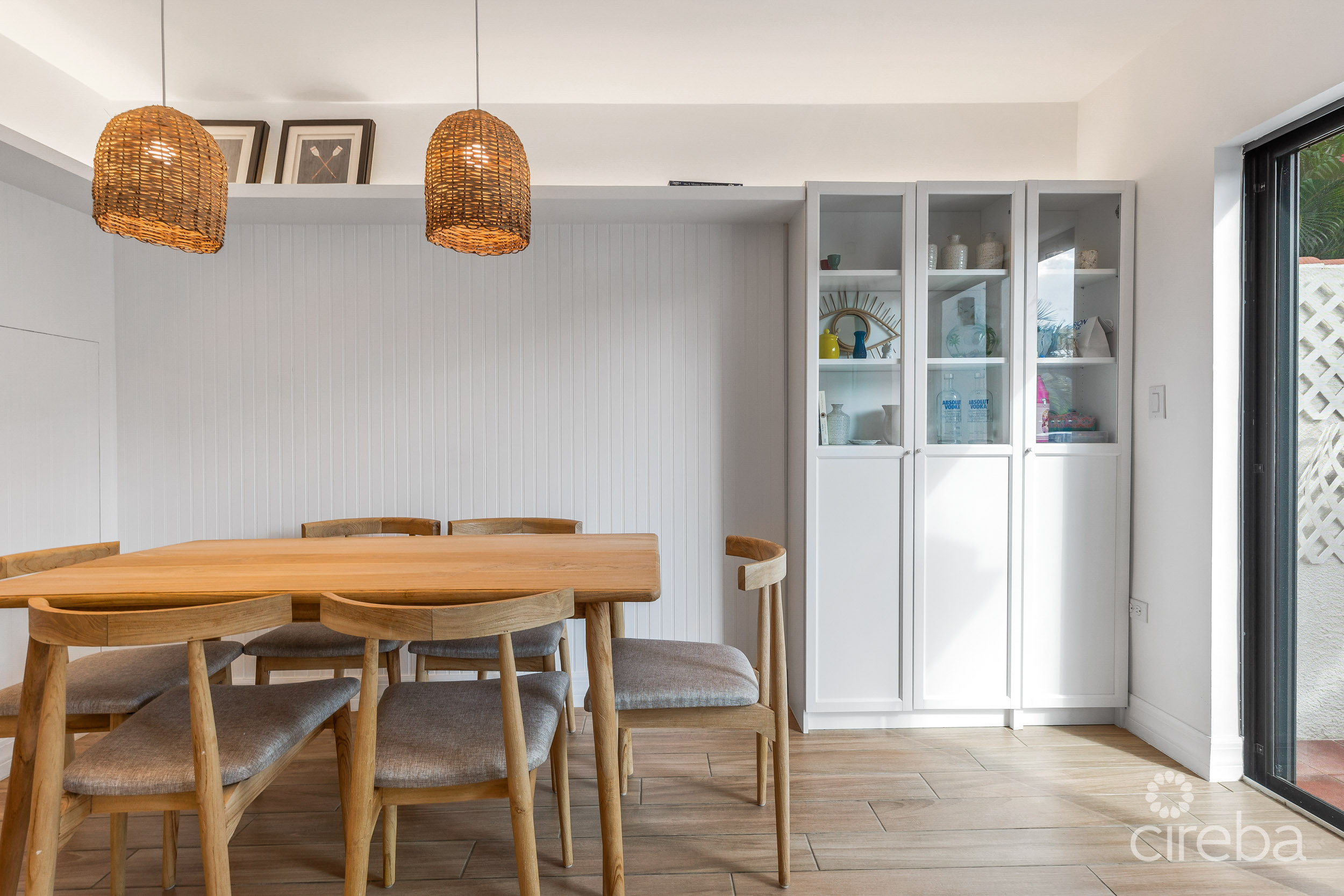 CANALFRONT 4 BED | 4.5 BATH – NEWLY RENOVATED GOVERNORS HARBOUR HOME