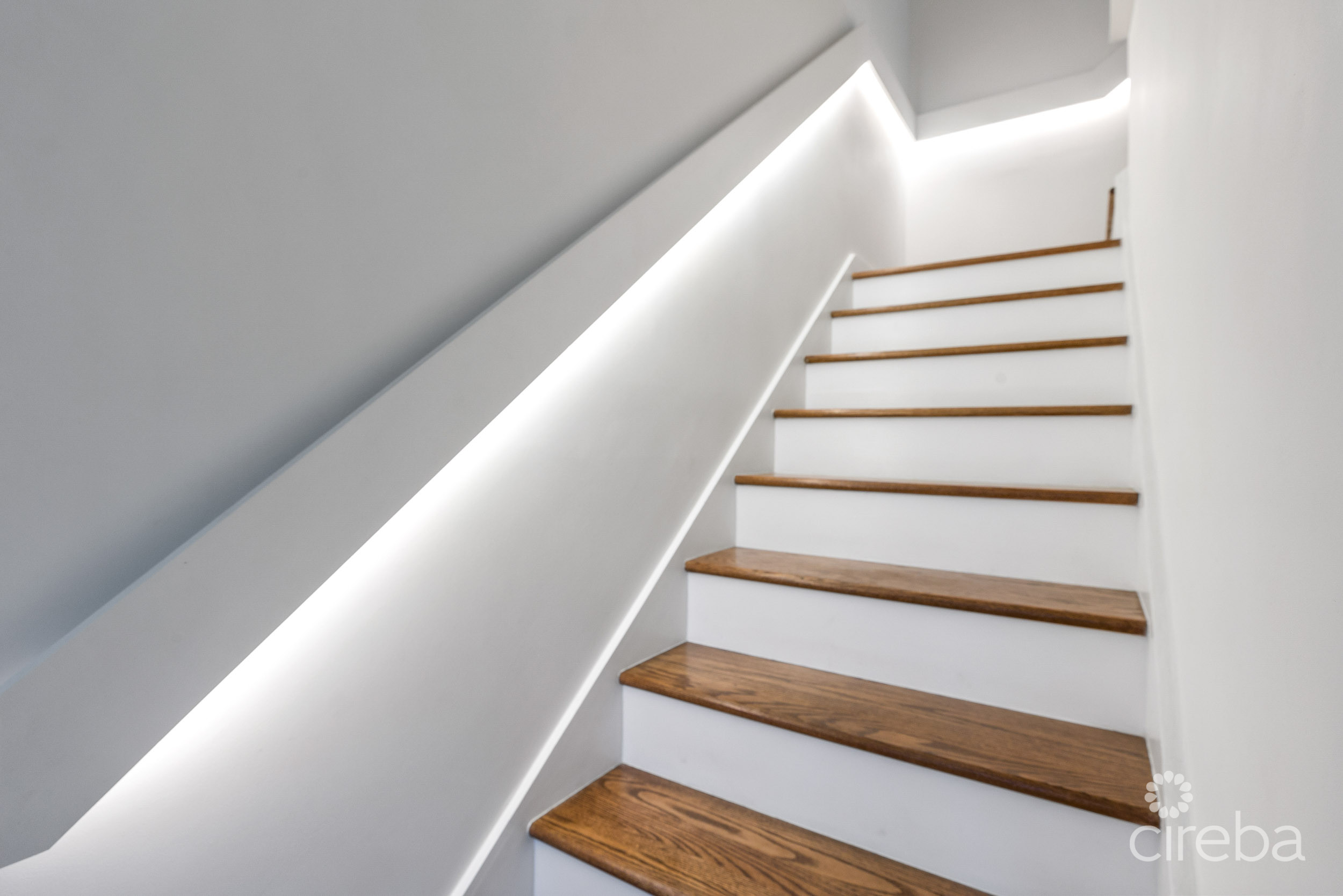 CANALFRONT 4 BED | 4.5 BATH – NEWLY RENOVATED GOVERNORS HARBOUR HOME
