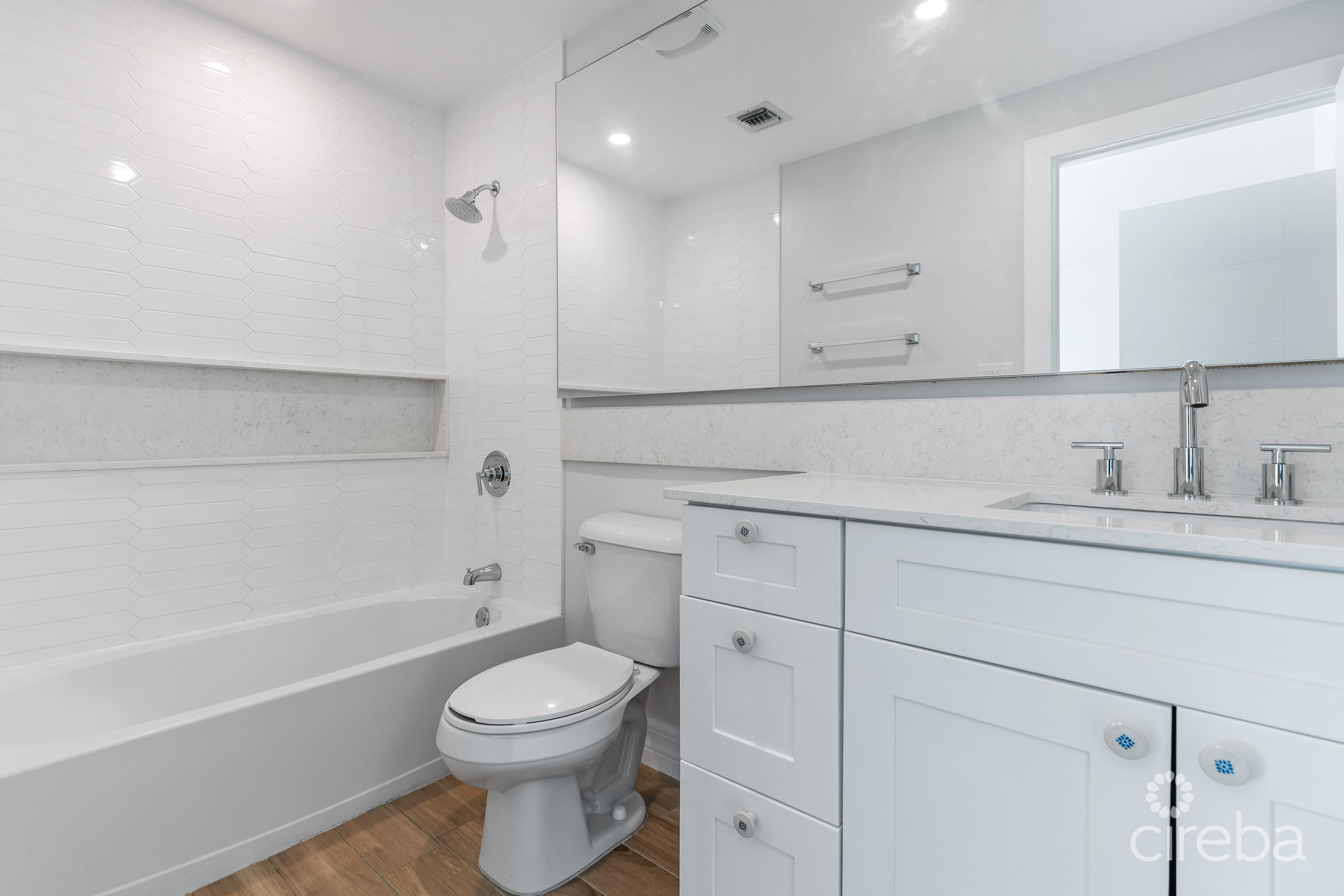 CANALFRONT 4 BED | 4.5 BATH – NEWLY RENOVATED GOVERNORS HARBOUR HOME