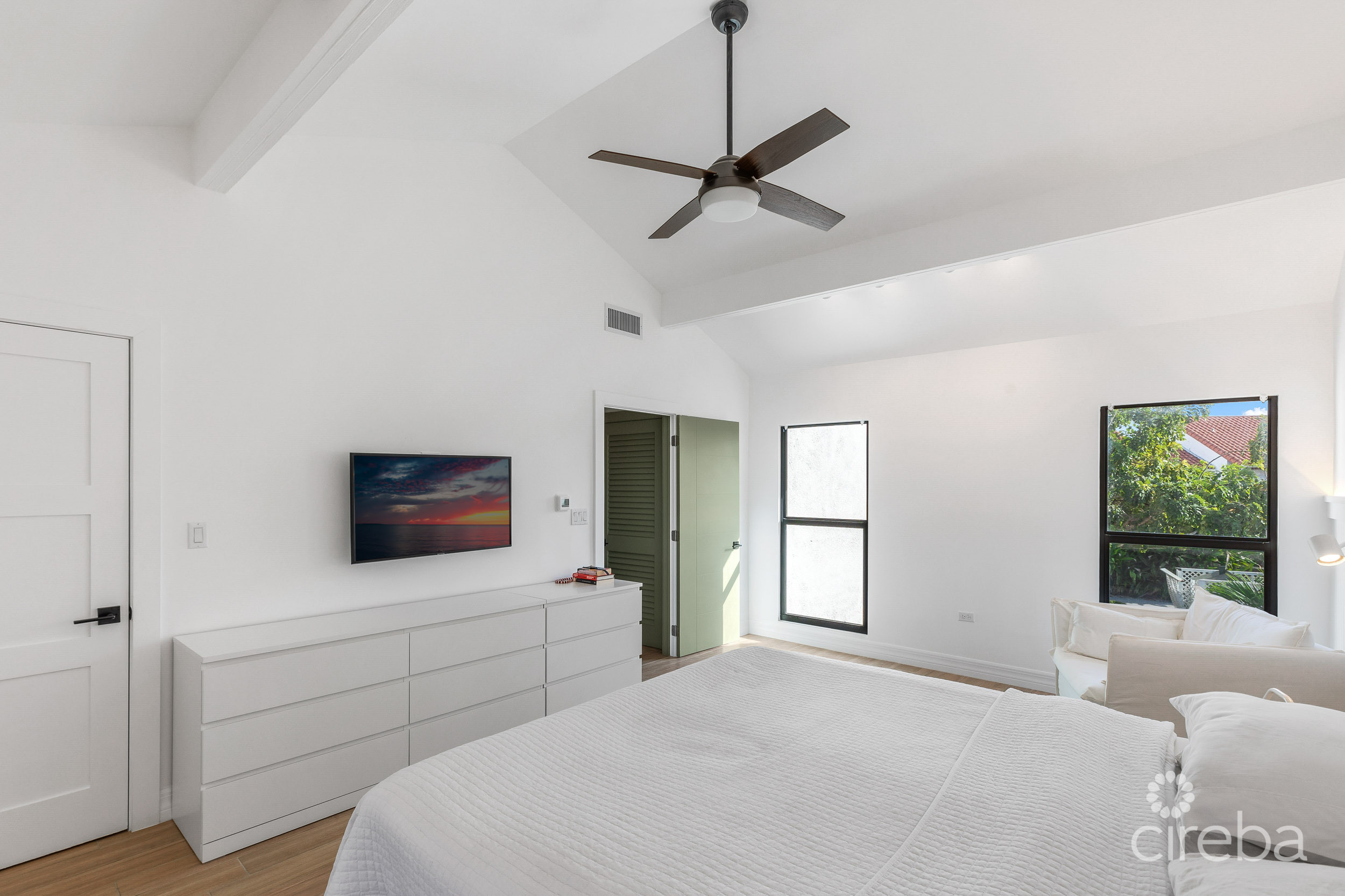 CANALFRONT 4 BED | 4.5 BATH – NEWLY RENOVATED GOVERNORS HARBOUR HOME