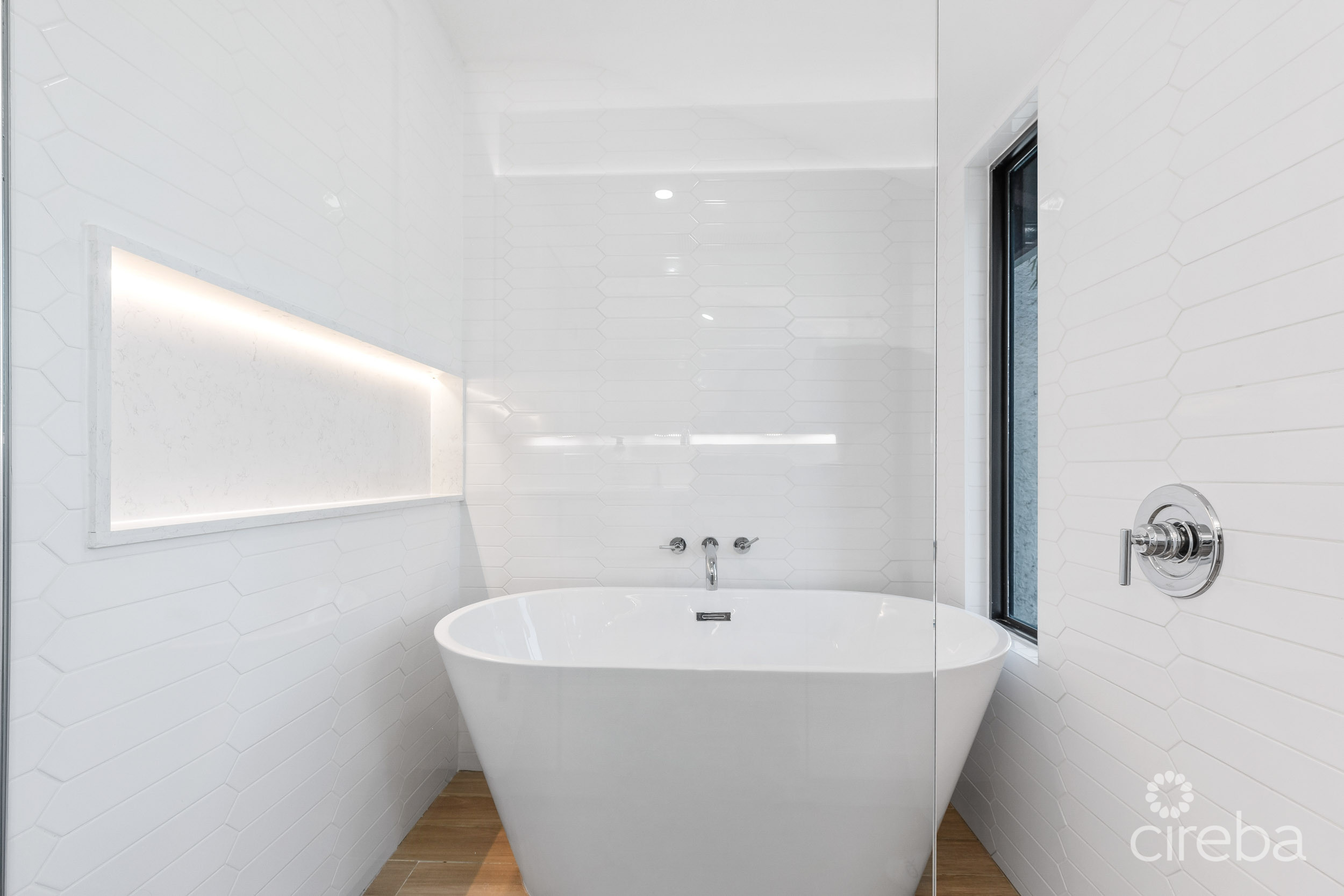 CANALFRONT 4 BED | 4.5 BATH – NEWLY RENOVATED GOVERNORS HARBOUR HOME