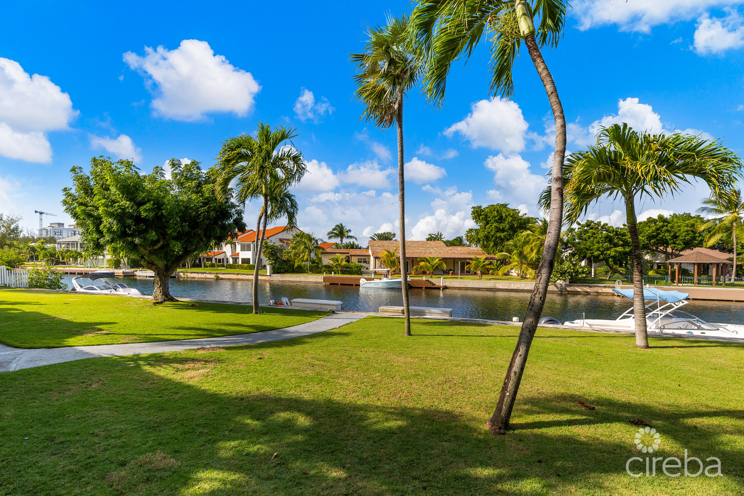 CANALFRONT 4 BED | 4.5 BATH – NEWLY RENOVATED GOVERNORS HARBOUR HOME