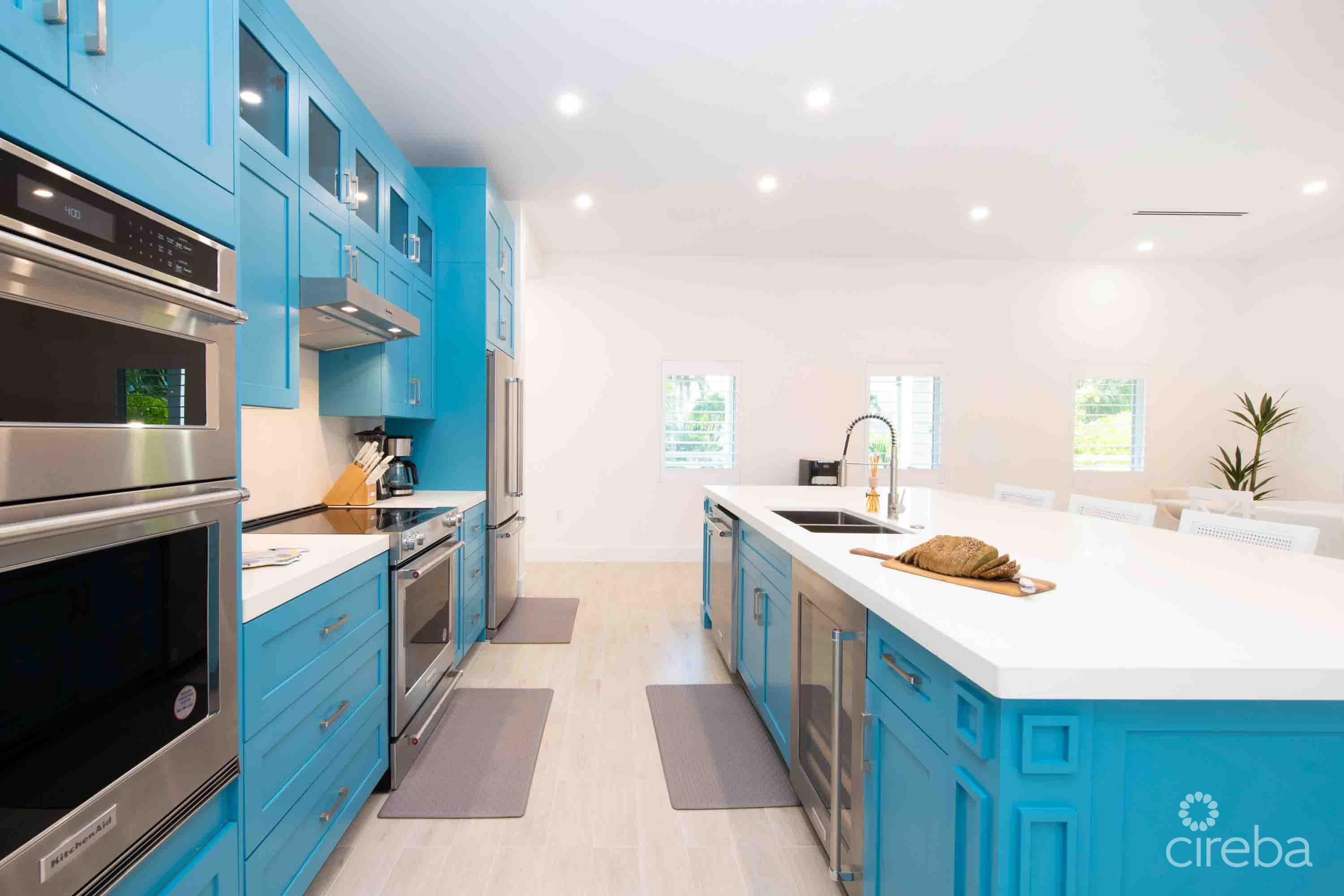 CARIB SUN – EXQUISITE WATERFRONT ESTATE W /GUESTHOUSE IN CAYMAN KAI