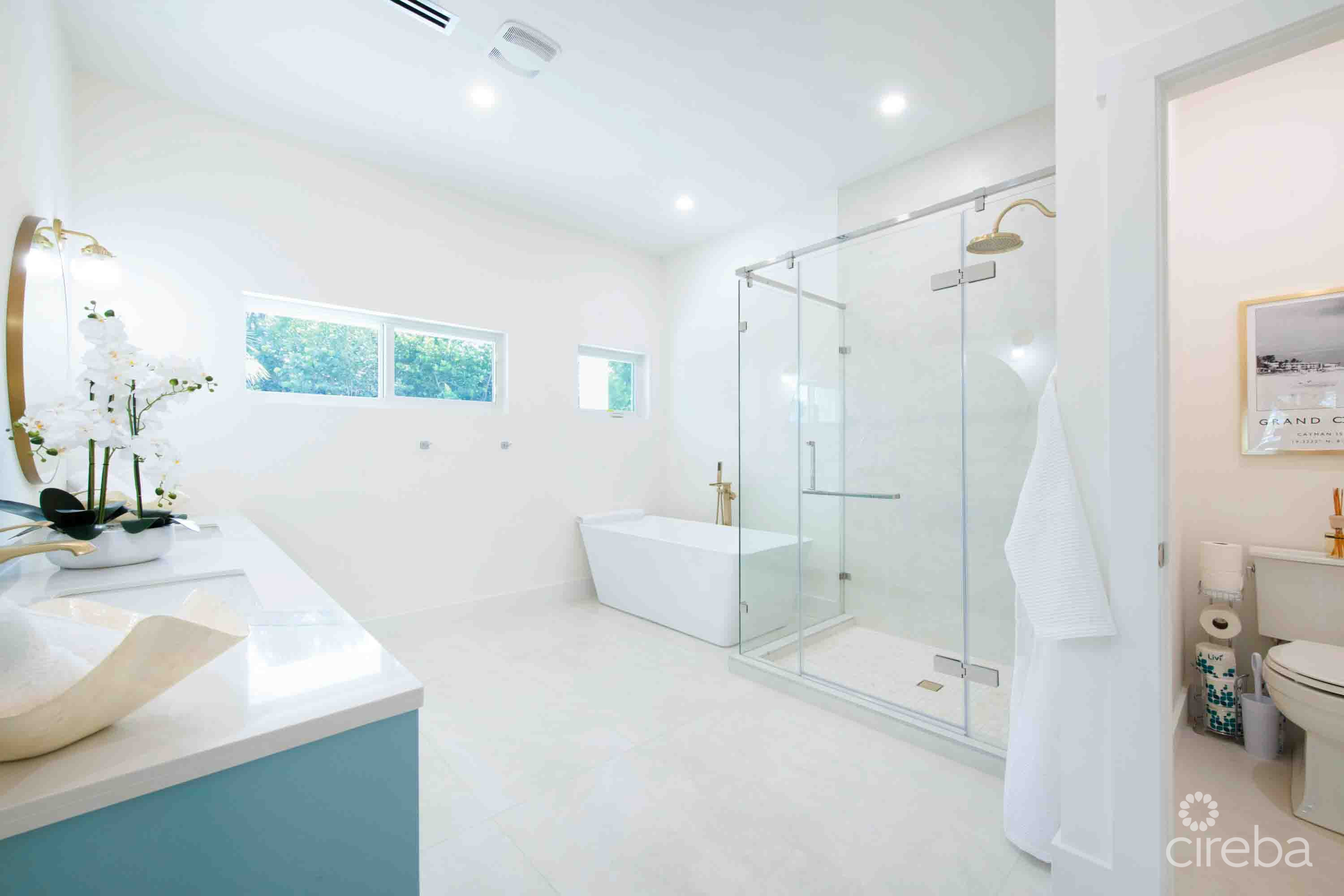 CARIB SUN – EXQUISITE WATERFRONT ESTATE W /GUESTHOUSE IN CAYMAN KAI