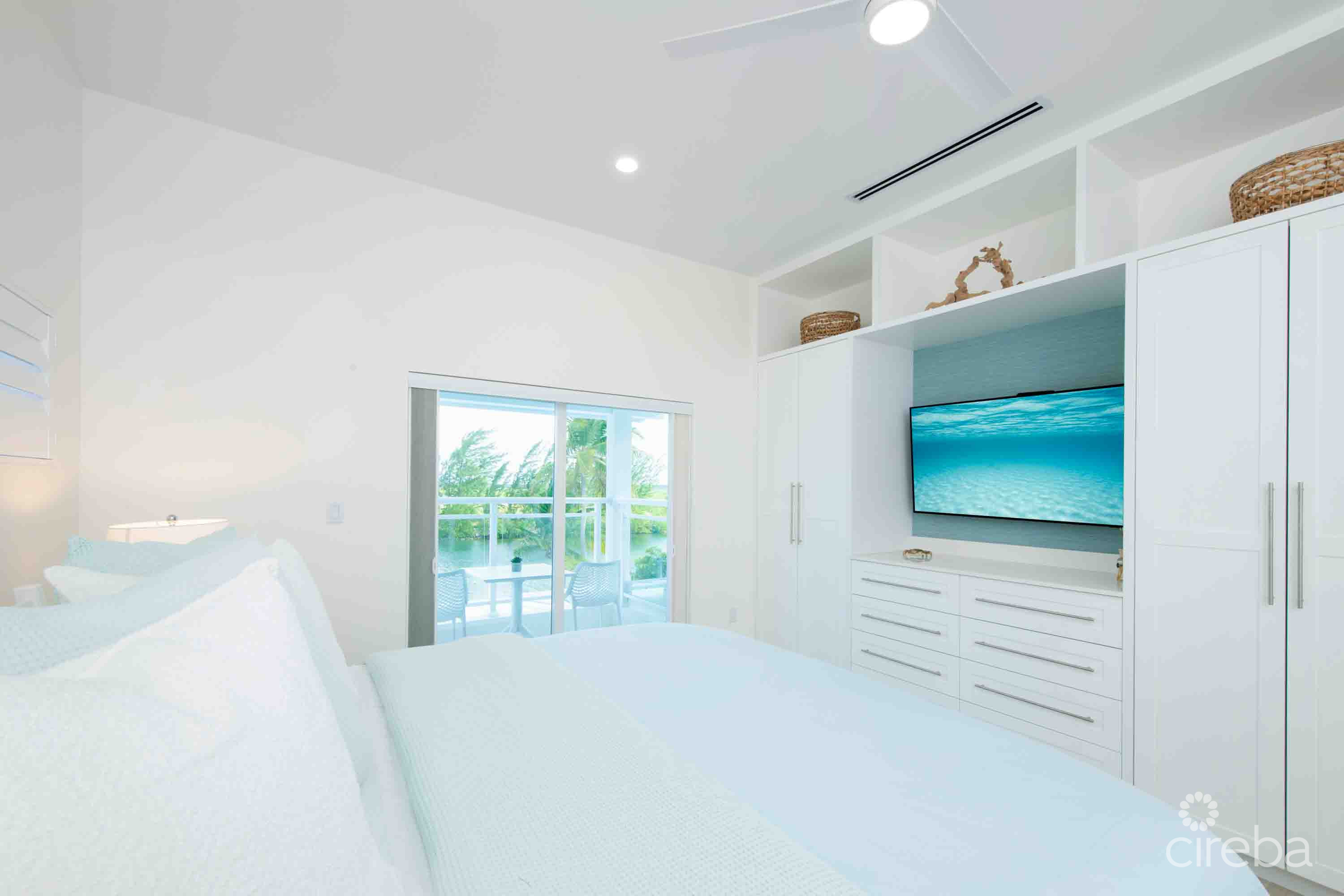 CARIB SUN – EXQUISITE WATERFRONT ESTATE W /GUESTHOUSE IN CAYMAN KAI