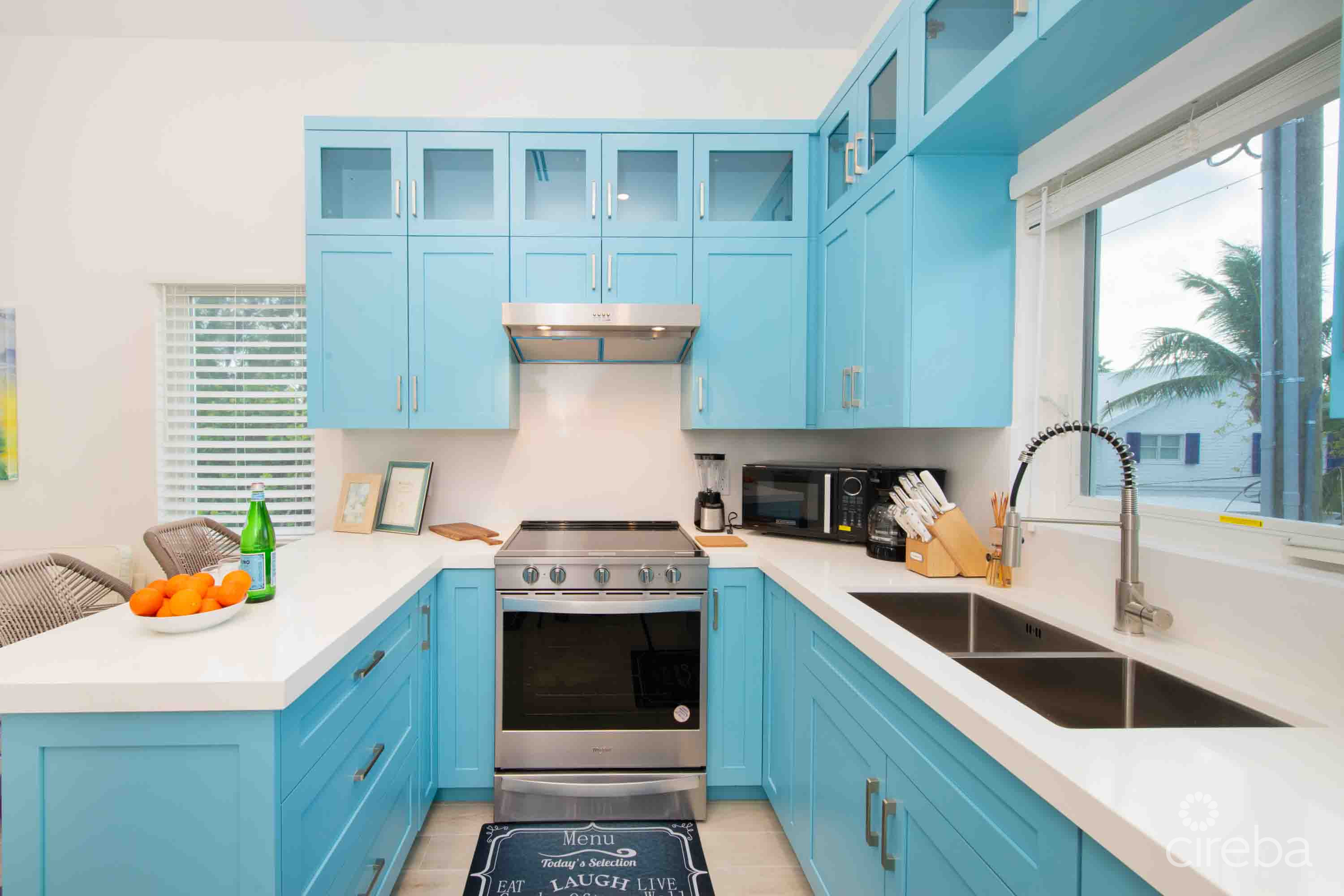 CARIB SUN – EXQUISITE WATERFRONT ESTATE W /GUESTHOUSE IN CAYMAN KAI
