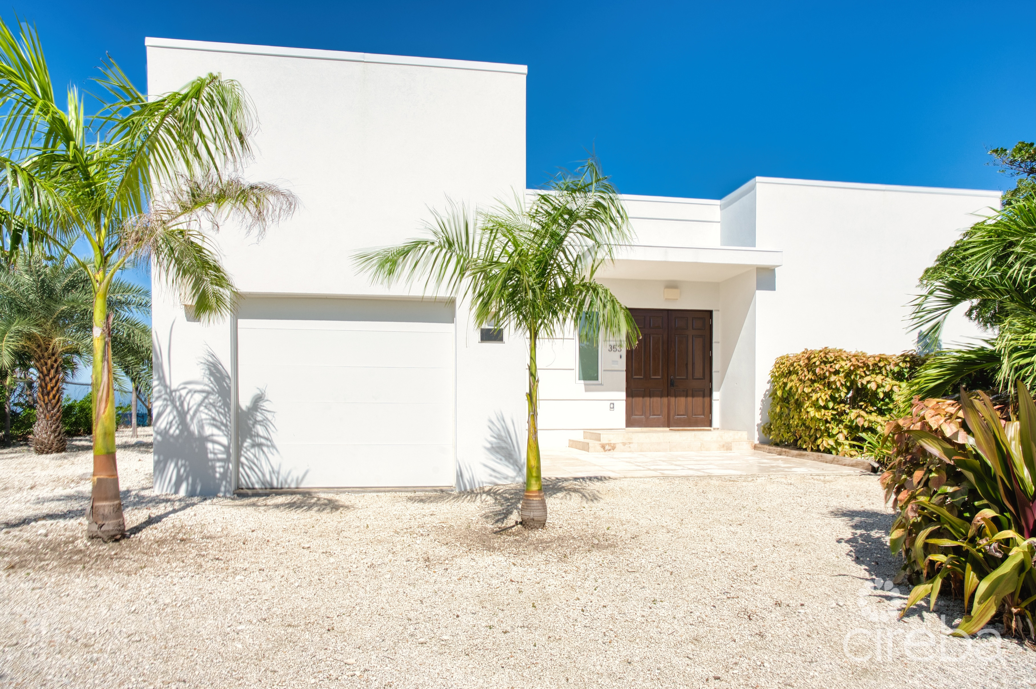SEASIDE HIDEAWAY – FULLY RENOVATED BEACHFRONT GEM