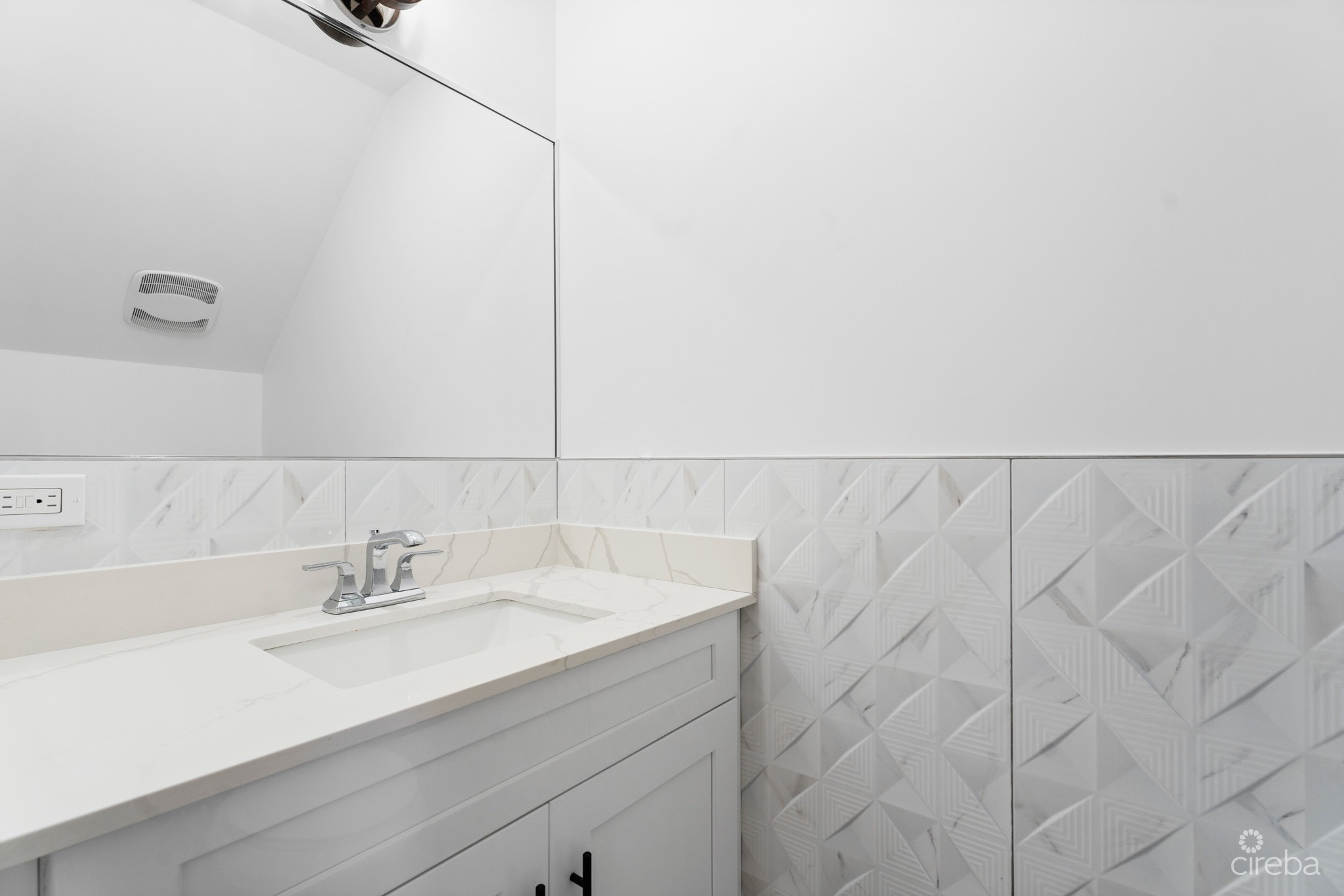 #1 BRAND NEW 3 BED 3.5 BATH DUPLEX –  LOOKOUT GARDENS