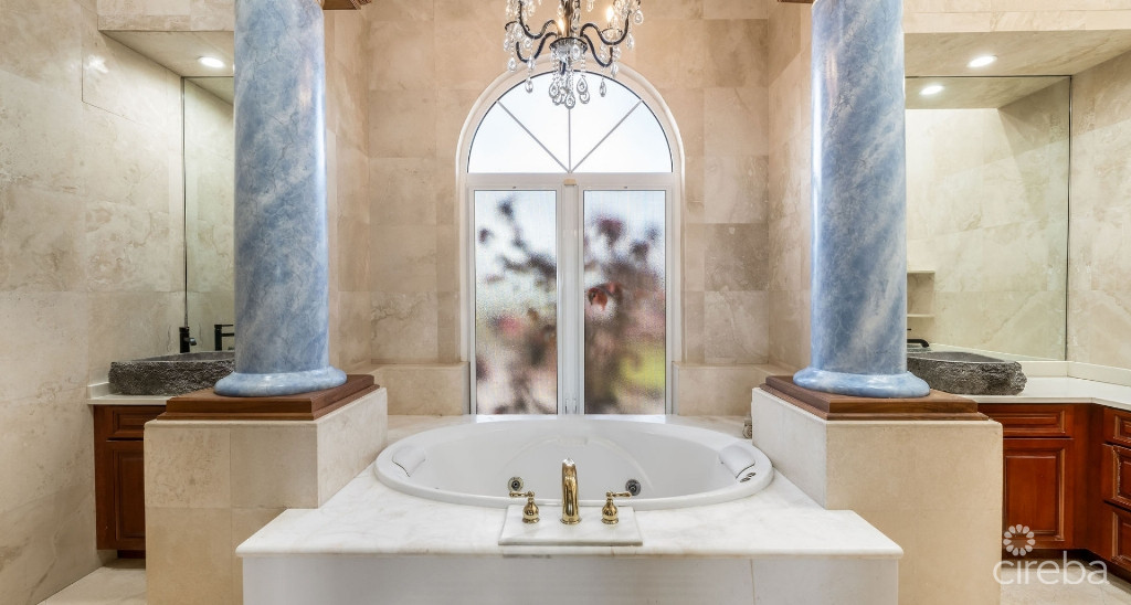 VILLA D’ESTE – PROSPECT POINT WATERFRONT HOME