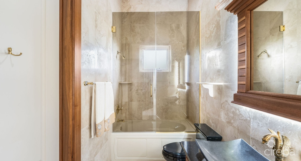 VILLA D’ESTE – PROSPECT POINT WATERFRONT HOME