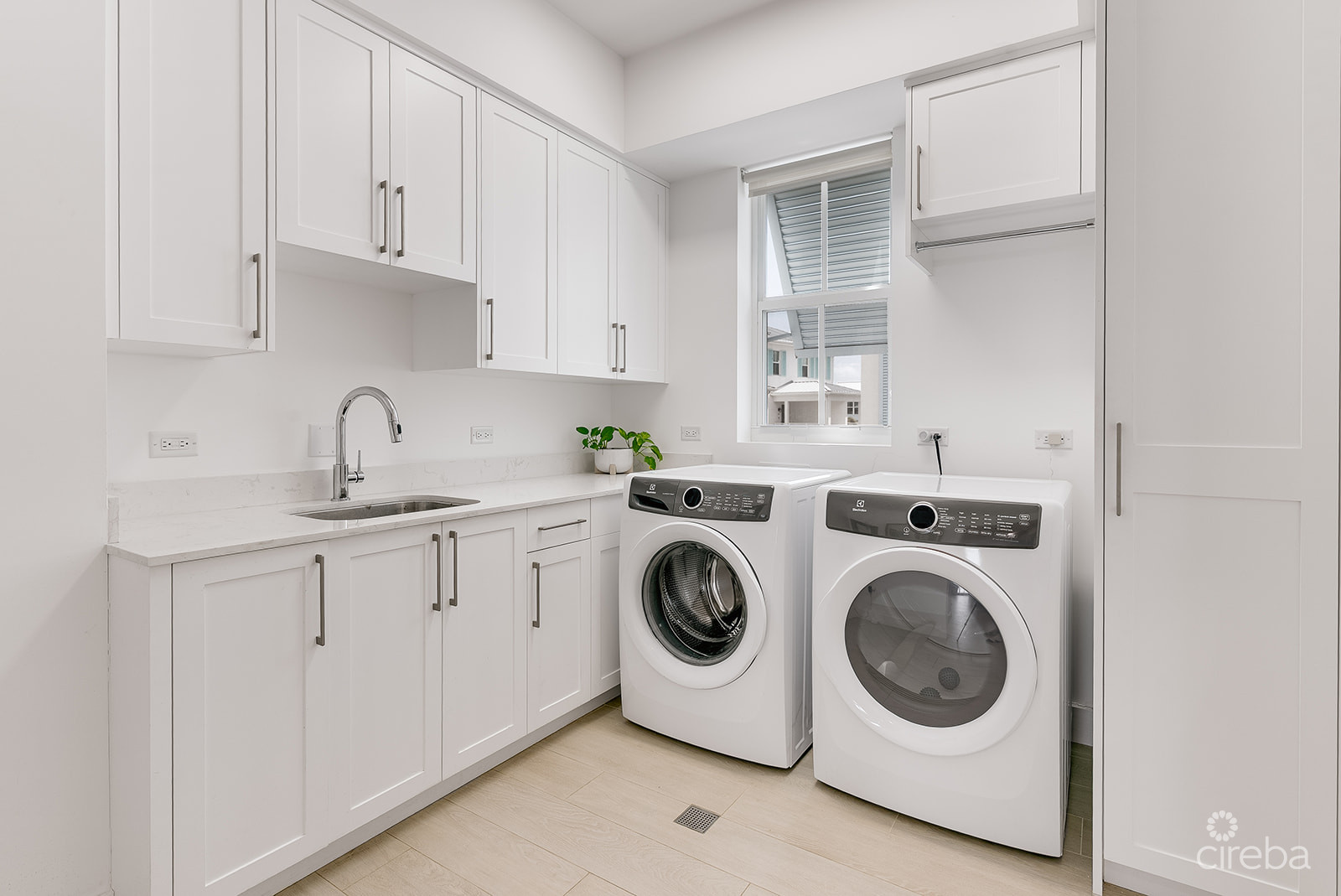 PERIWINKLE CANAL-FRONT 4 BED WITH DOCK