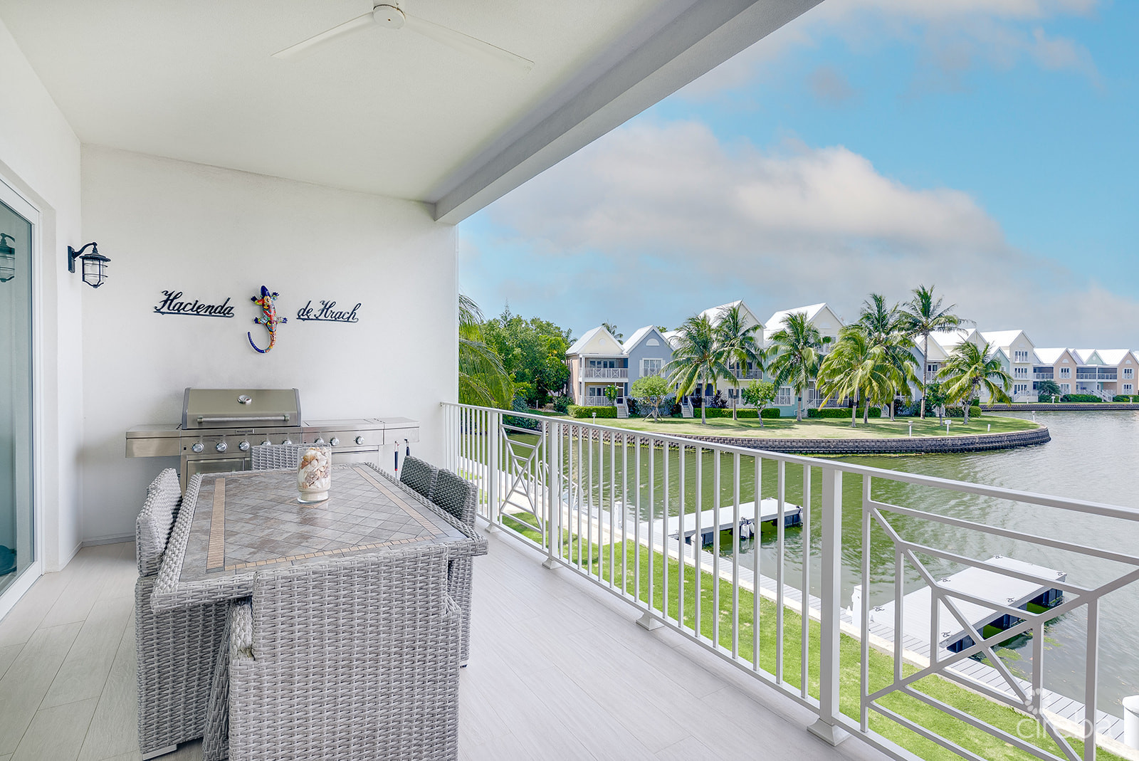 PERIWINKLE CANAL-FRONT 4 BED WITH DOCK