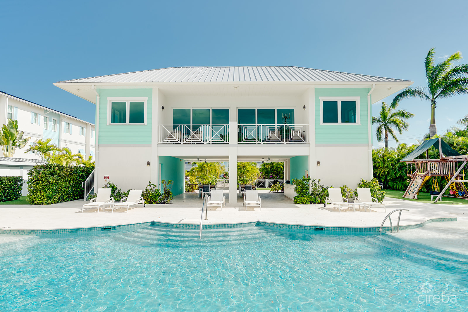 PERIWINKLE CANAL-FRONT 4 BED WITH DOCK