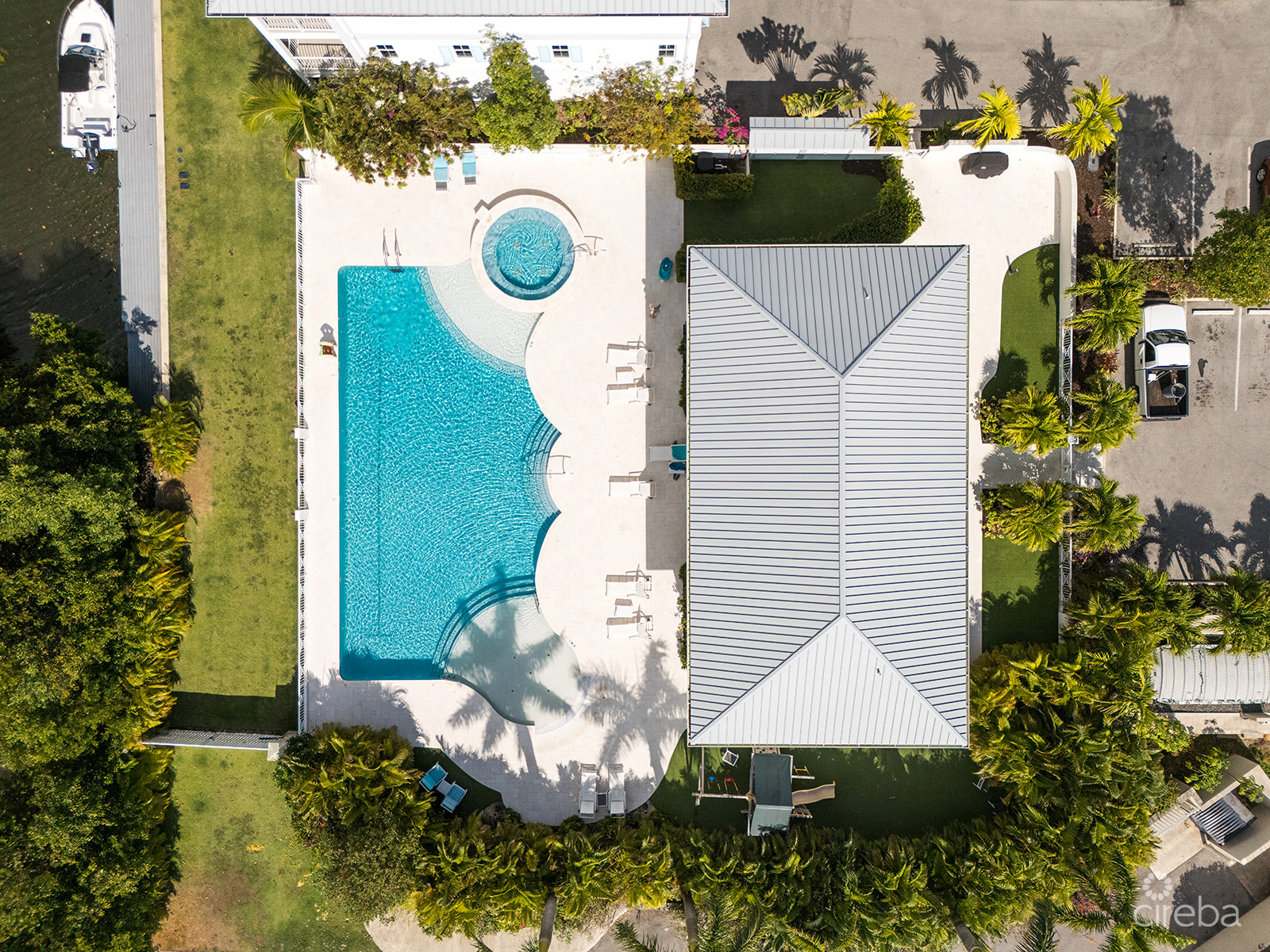 PERIWINKLE CANAL-FRONT 4 BED WITH DOCK