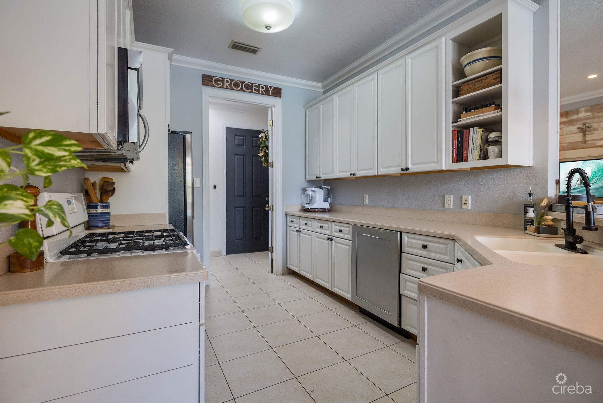 3 BEDROOM CANAL FRONT DUPLEX WITH POOL – 188 ABBEY WAY – UNIT 2