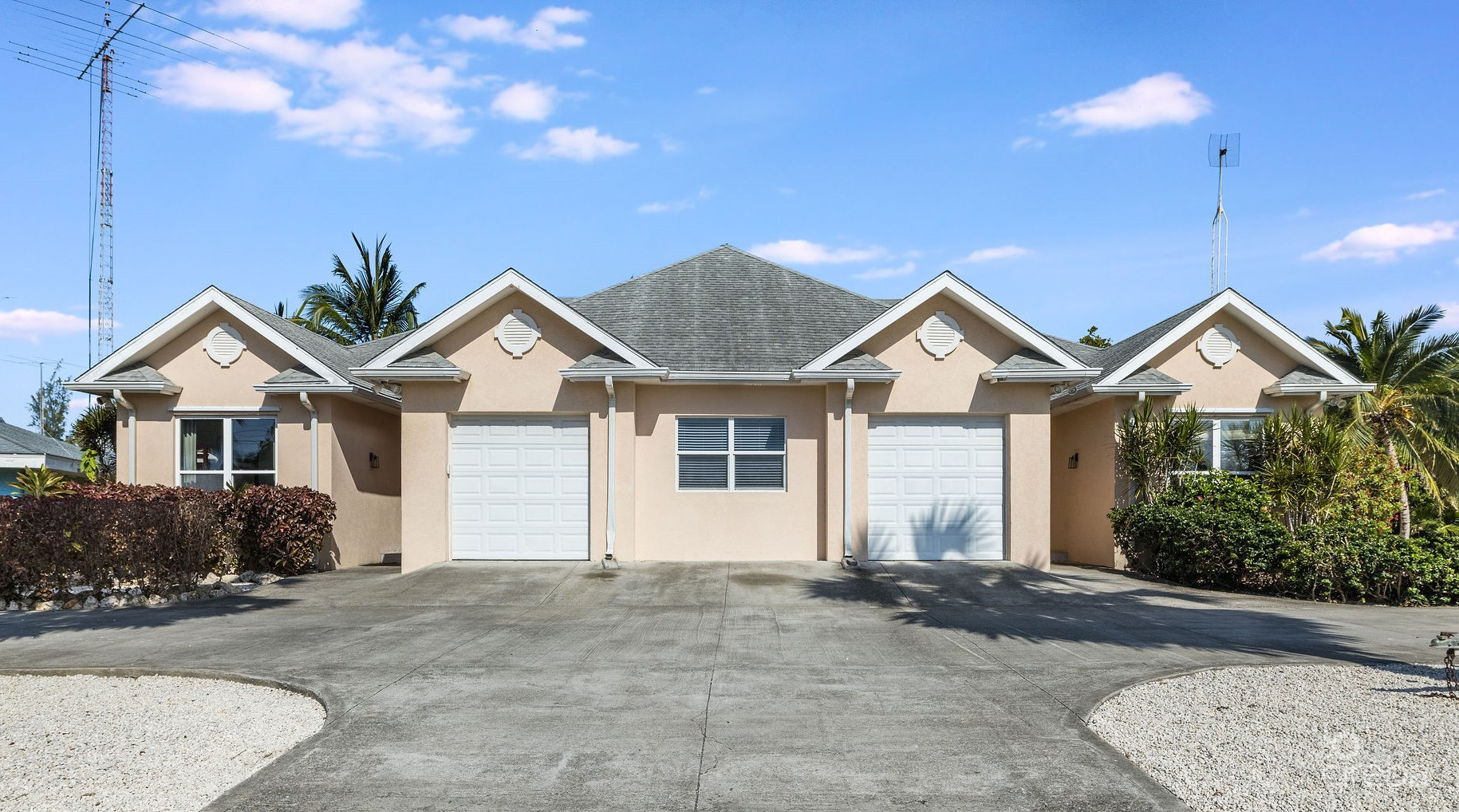 4 BEDROOM  CANAL FRONT DUPLEX WITH POOL – 188 ABBEY WAY UNIT 1