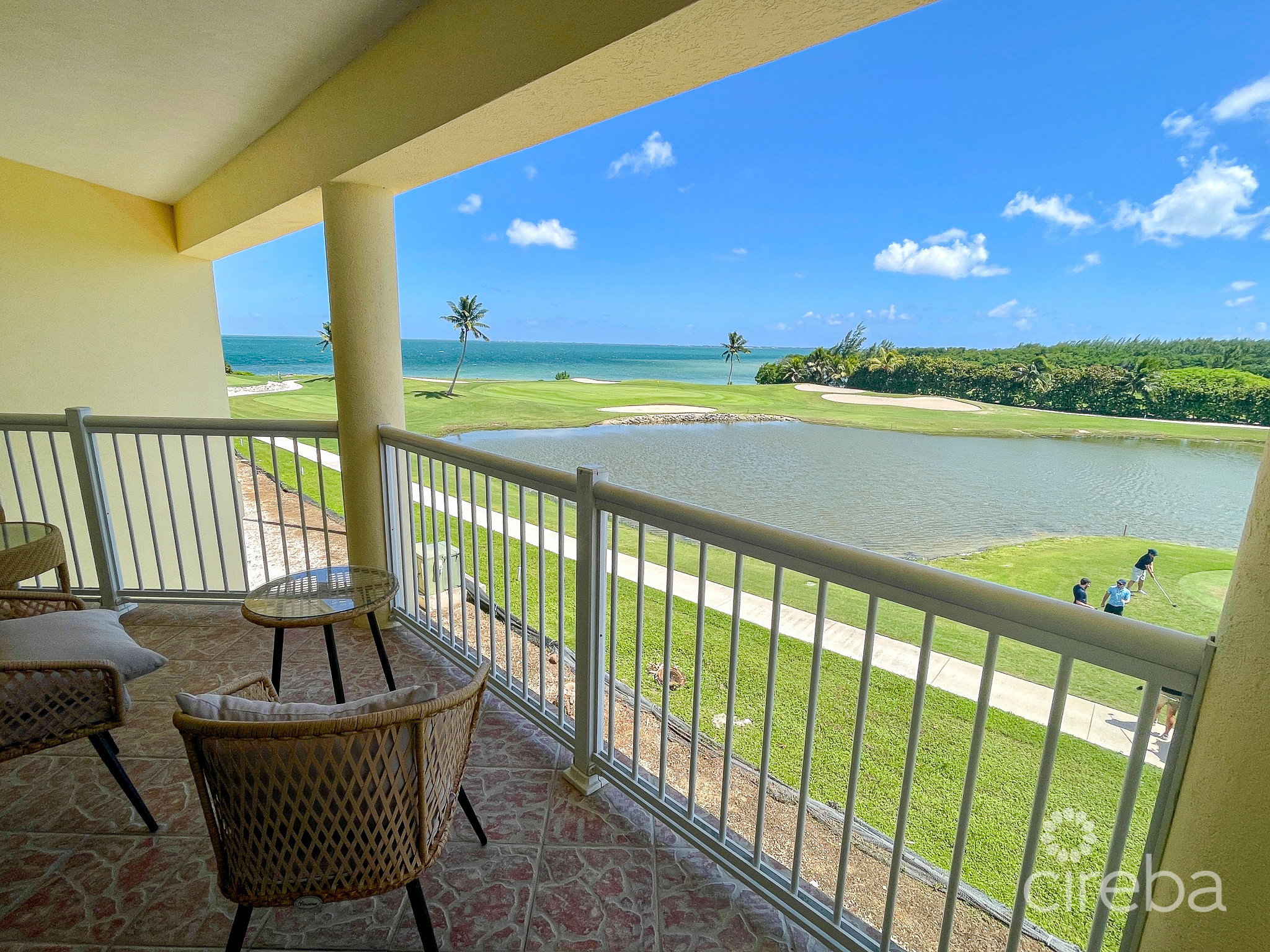 GRAND CAYMANIAN PENTHOUSE – CRYSTAL HARBOUR