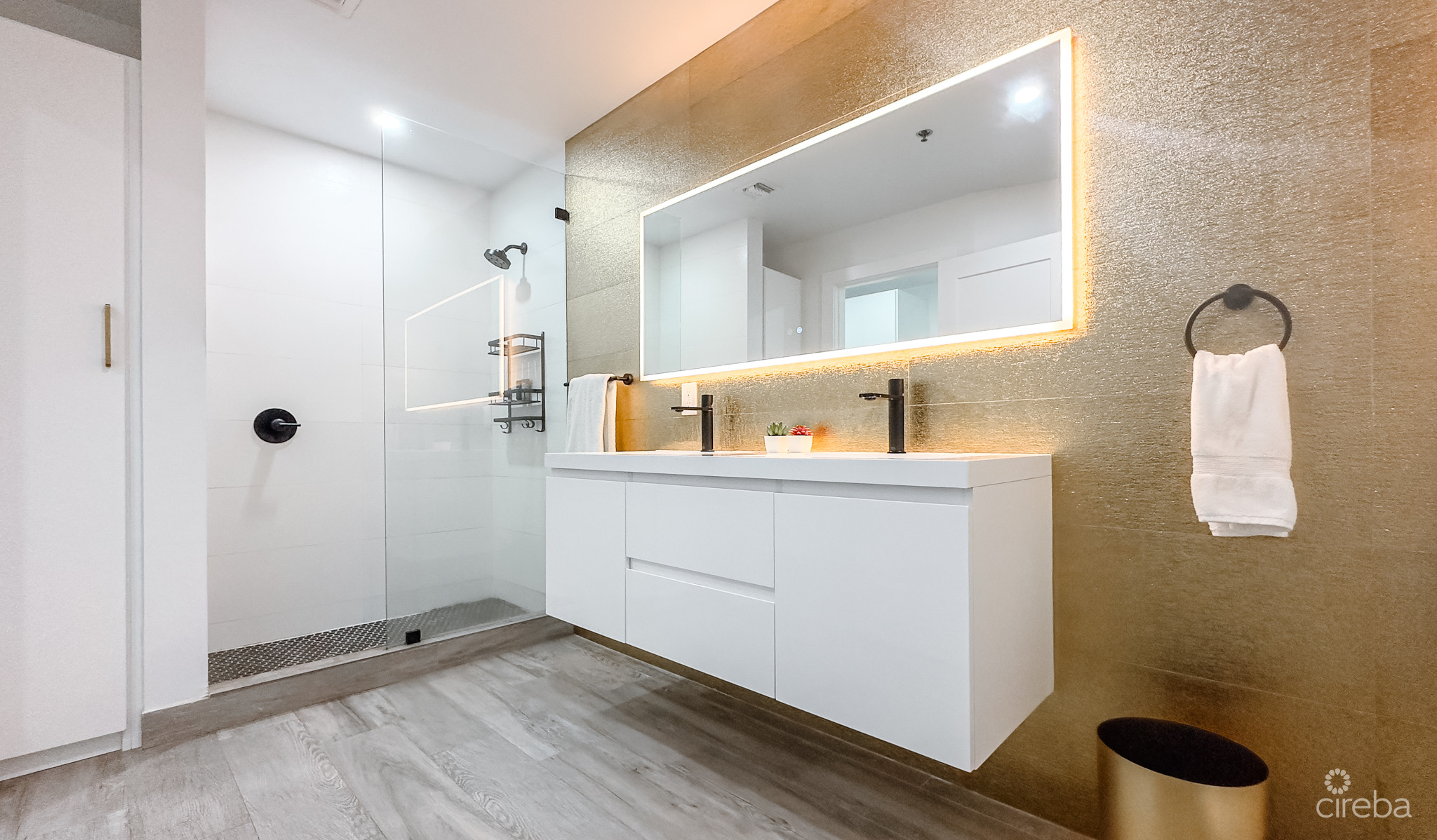 GRAND CAYMANIAN PENTHOUSE – CRYSTAL HARBOUR
