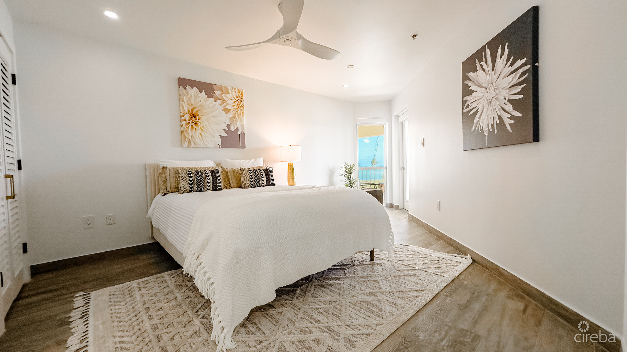 GRAND CAYMANIAN PENTHOUSE – CRYSTAL HARBOUR
