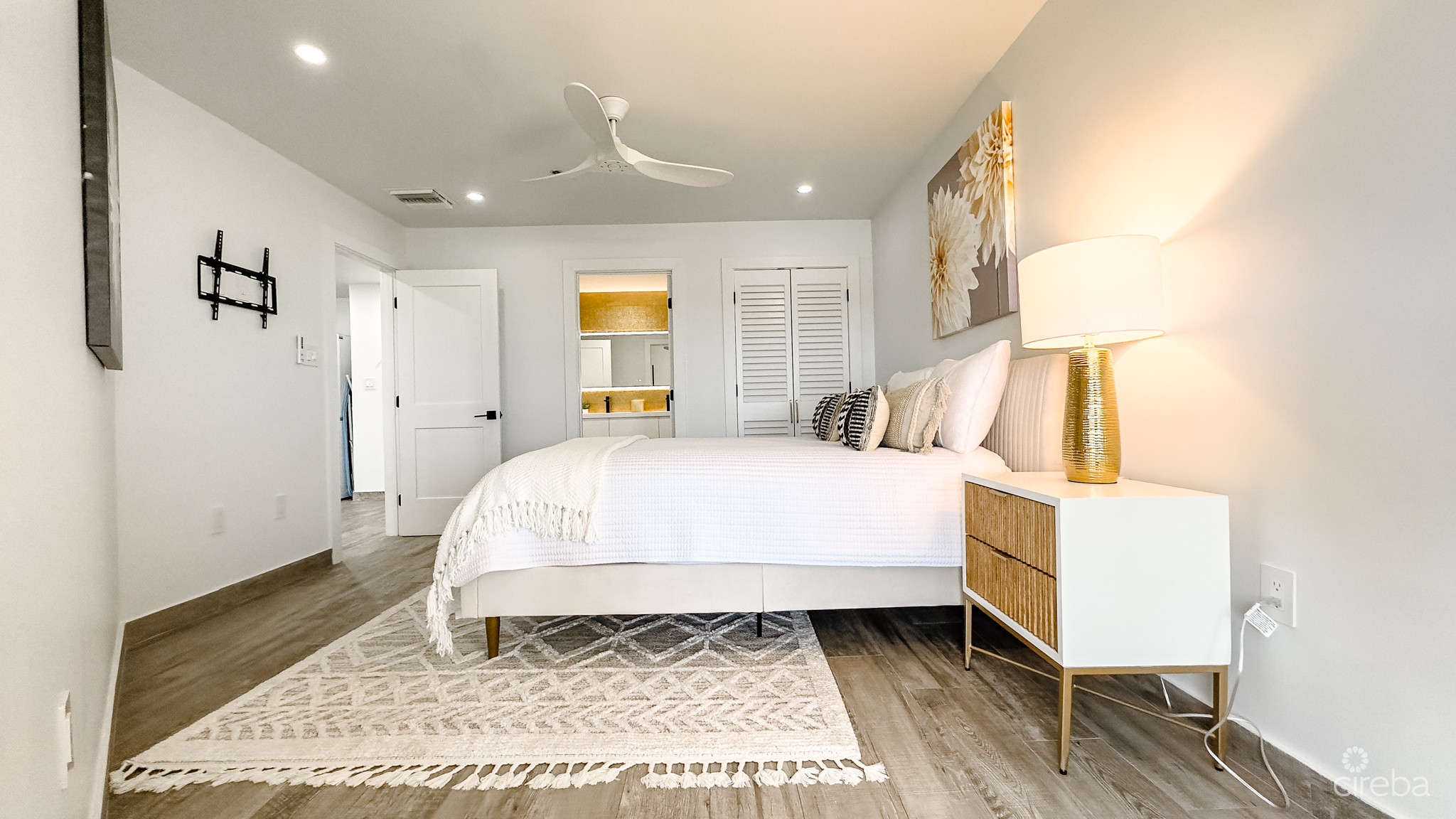 GRAND CAYMANIAN PENTHOUSE – CRYSTAL HARBOUR
