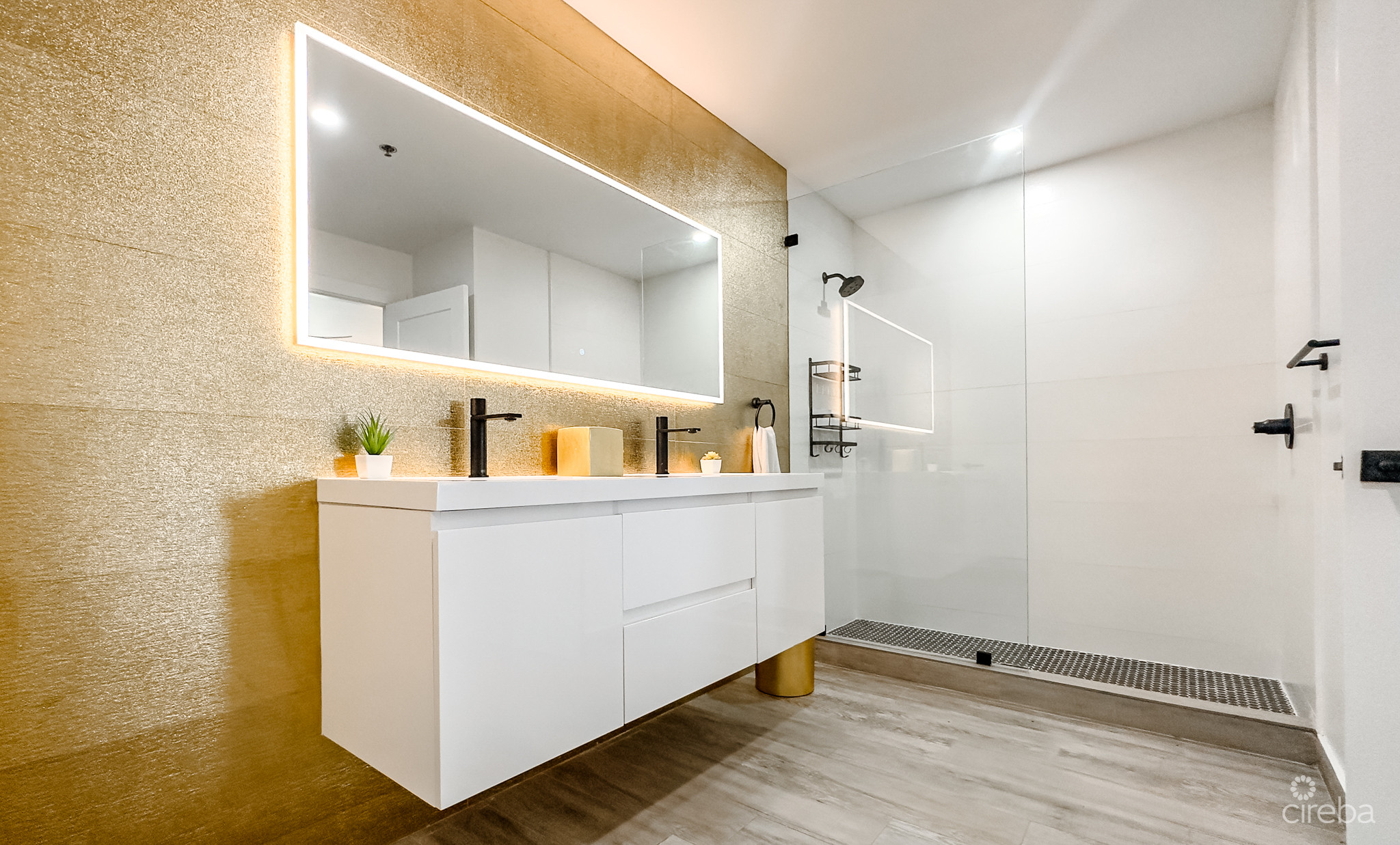 GRAND CAYMANIAN PENTHOUSE – CRYSTAL HARBOUR