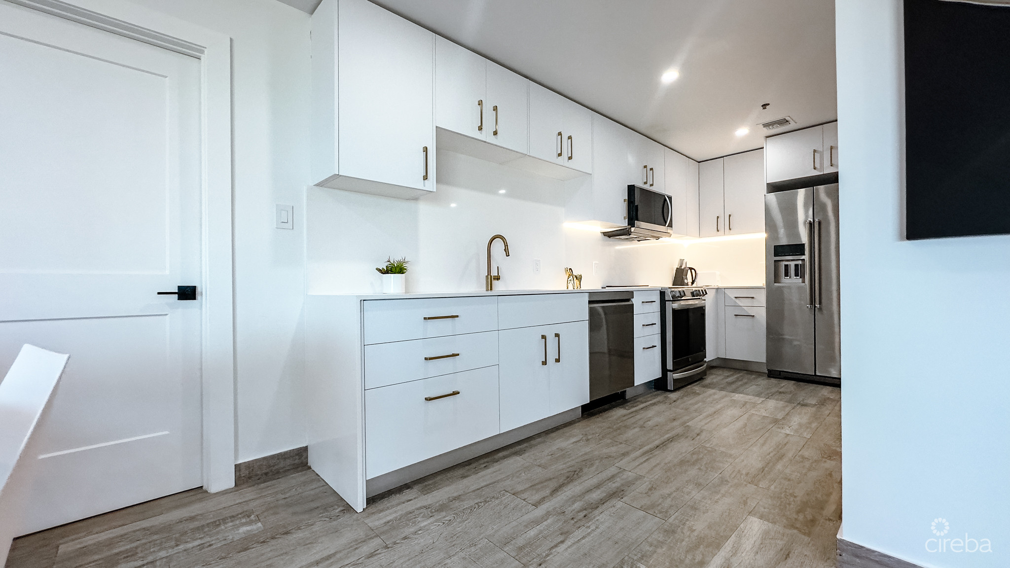 GRAND CAYMANIAN PENTHOUSE – CRYSTAL HARBOUR