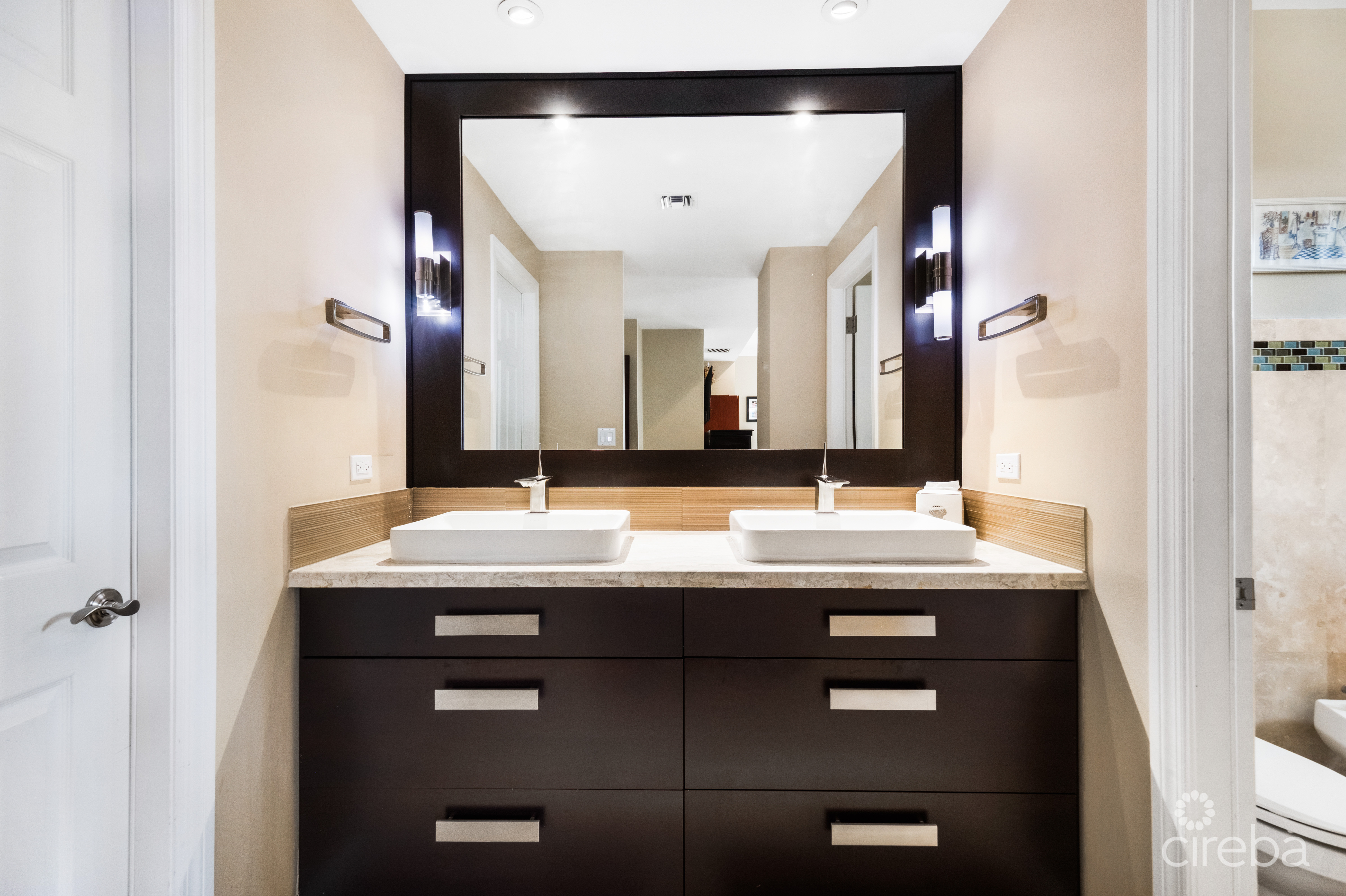 BRITANNIA KINGS COURT WITH TWO DOCK OPTIONS AVAILABLE