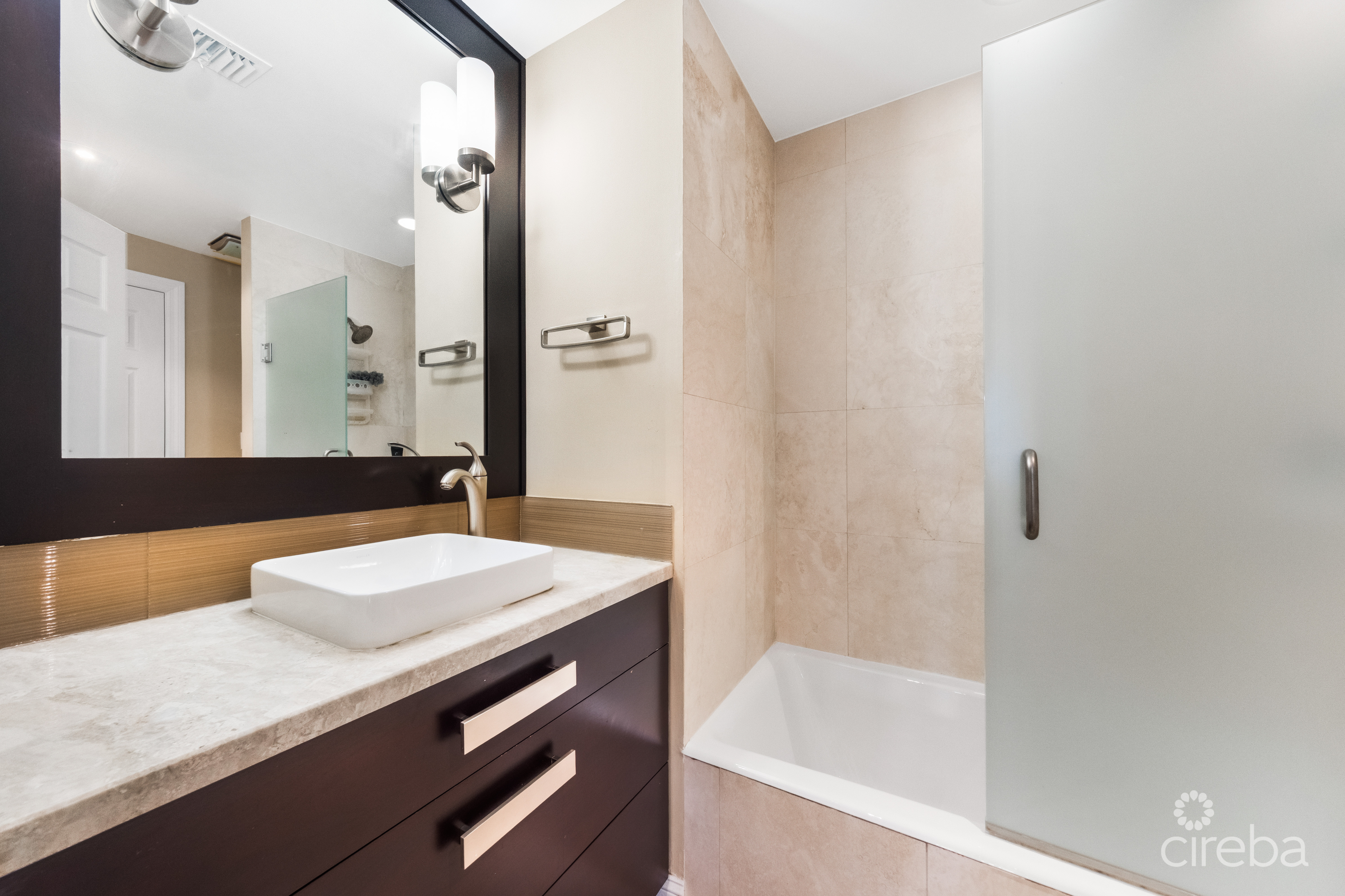 BRITANNIA KINGS COURT WITH TWO DOCK OPTIONS AVAILABLE