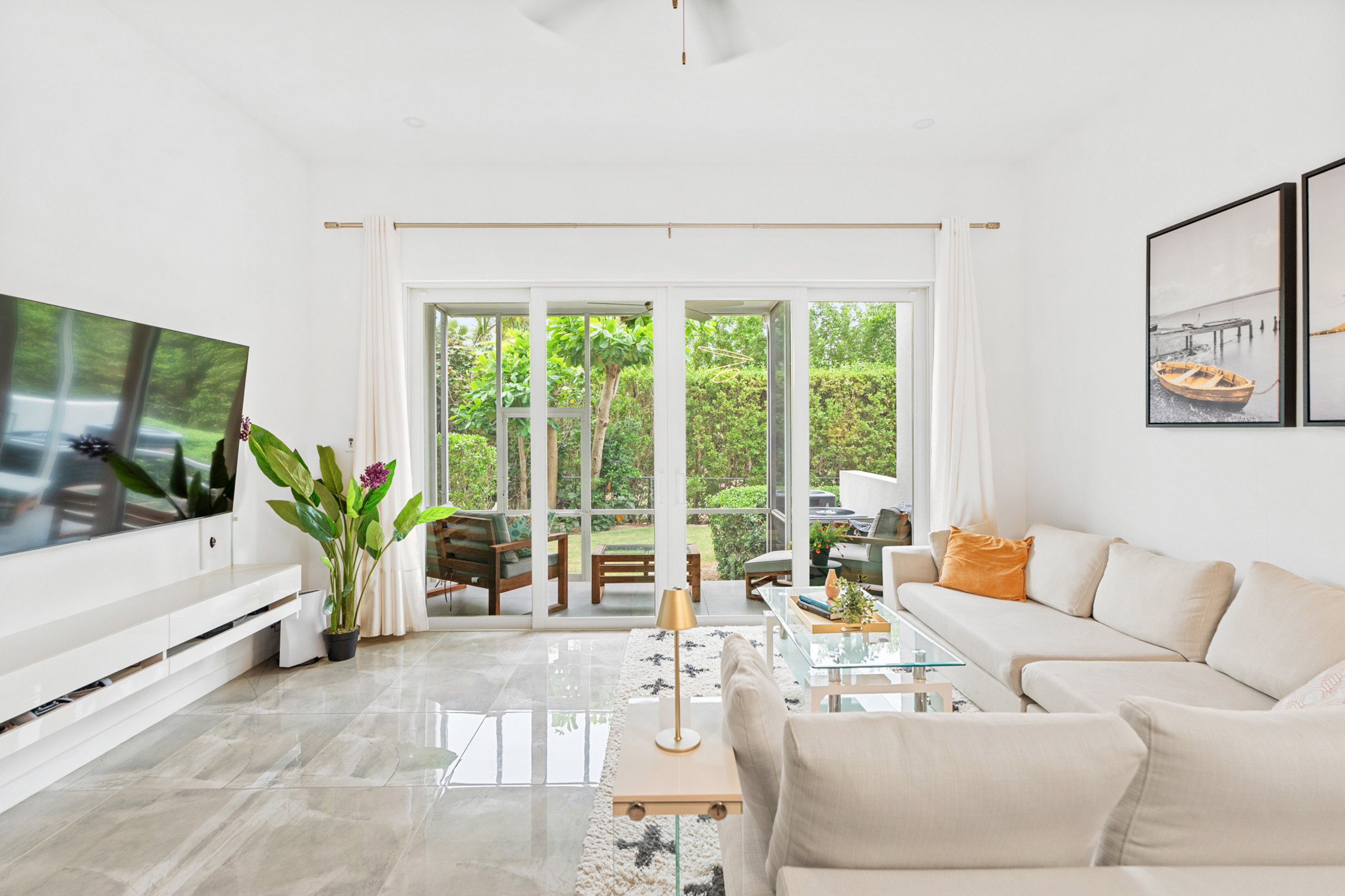 ELEVEN PARC TOWNHOME – PRIME LOCATION IN SEVEN MILE BEACH CORRIDOR