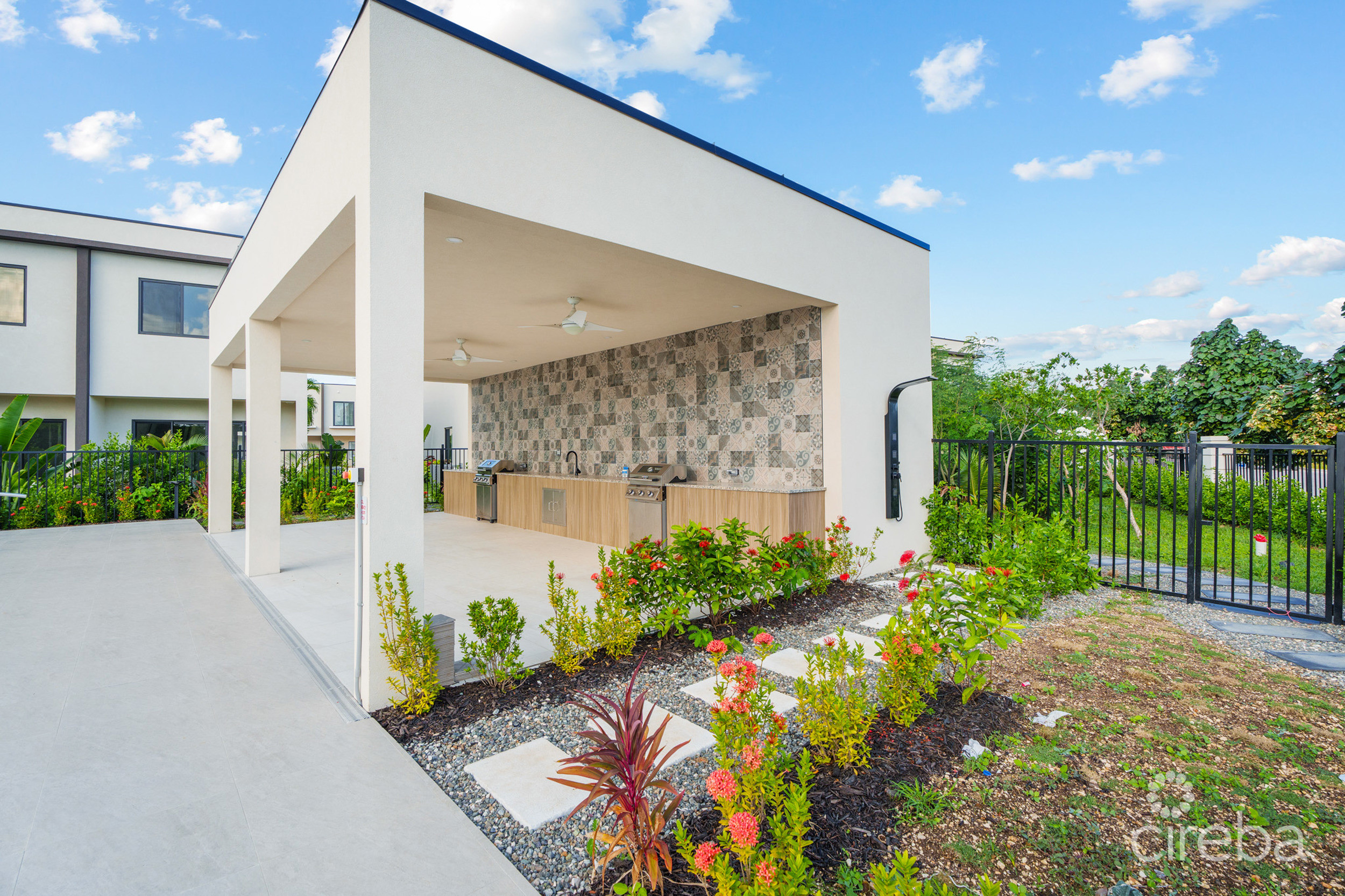 PRIVE 11 – SOUTH SOUND TOWNHOME