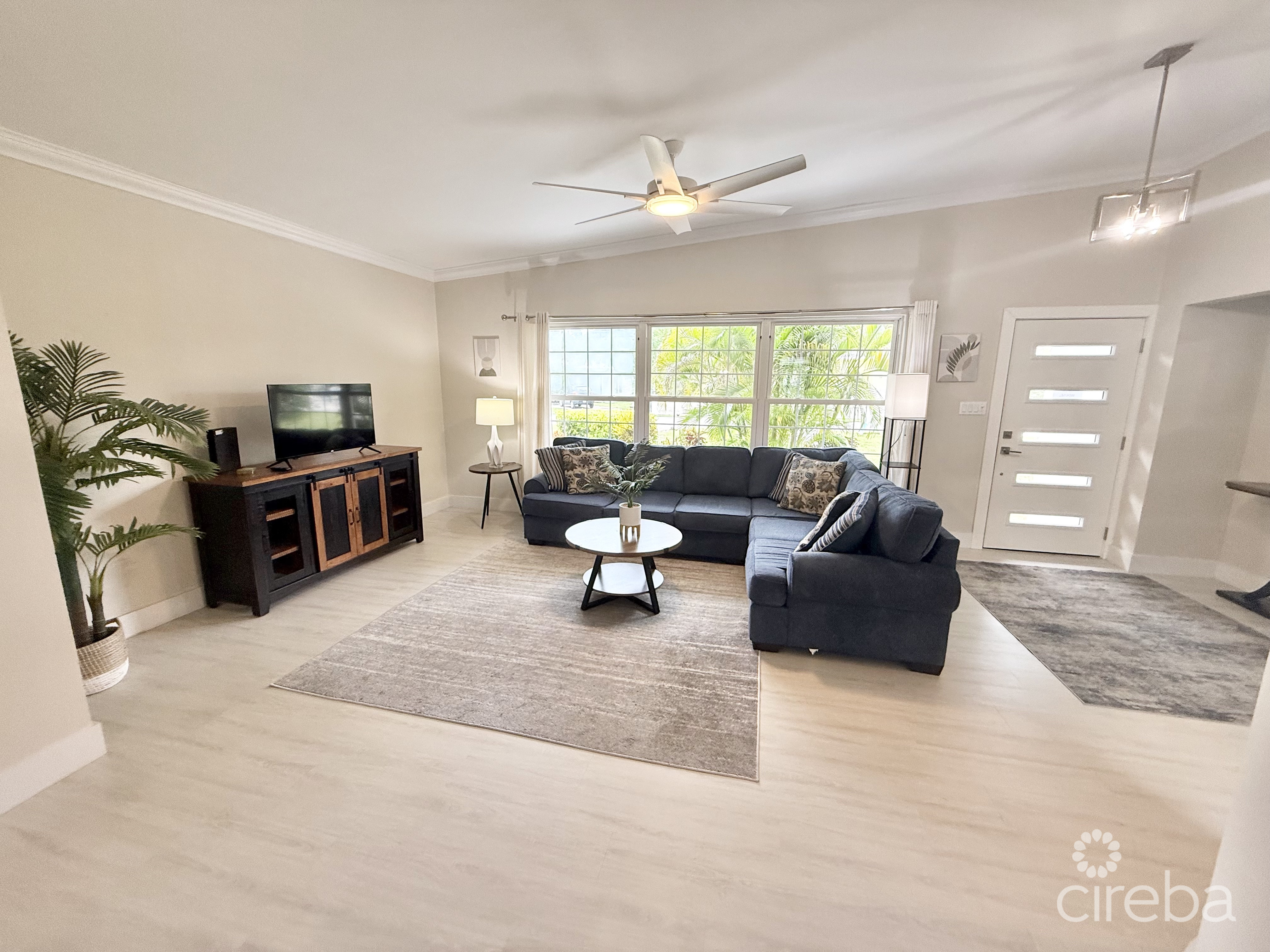 STUNNINGLY RENOVATED 3 BED +DEN HOME IN GEORGE TOWN