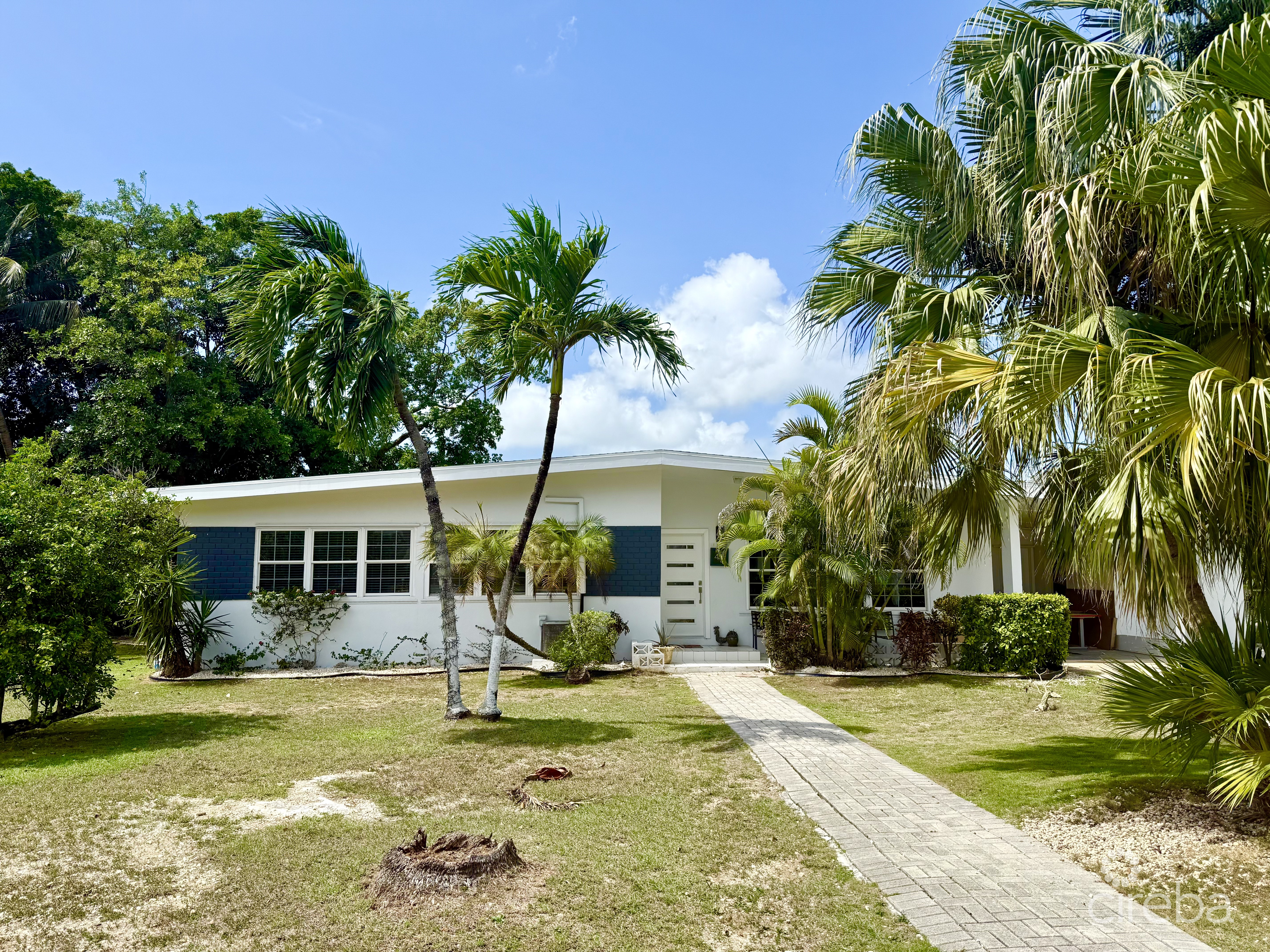 STUNNINGLY RENOVATED 3 BED +DEN HOME IN GEORGE TOWN