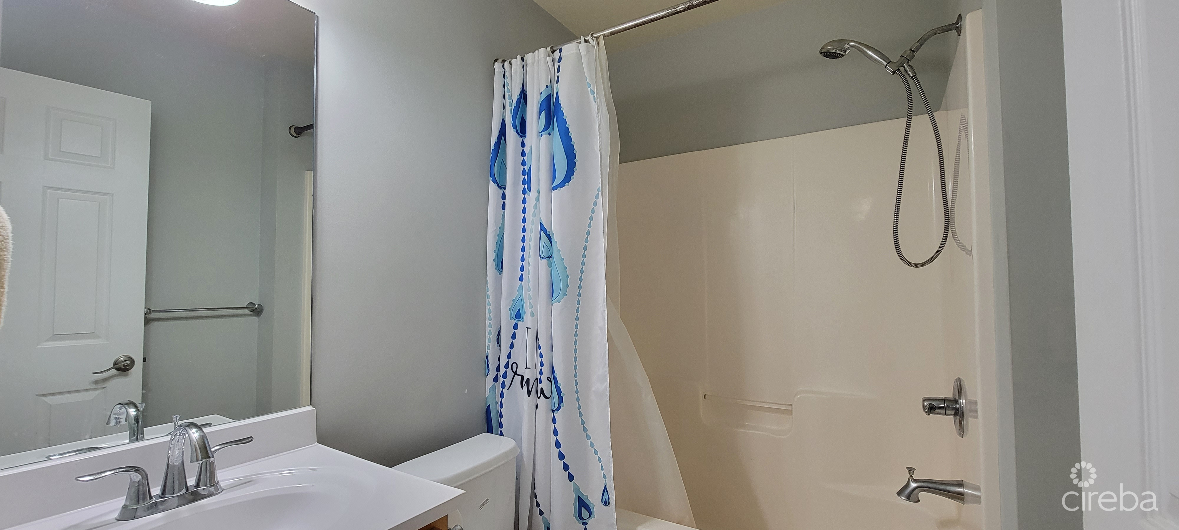 LAKESIDE–1BED/1BATH–MINUTES TO CAMANA BAY/SEVEN MILE BEACH