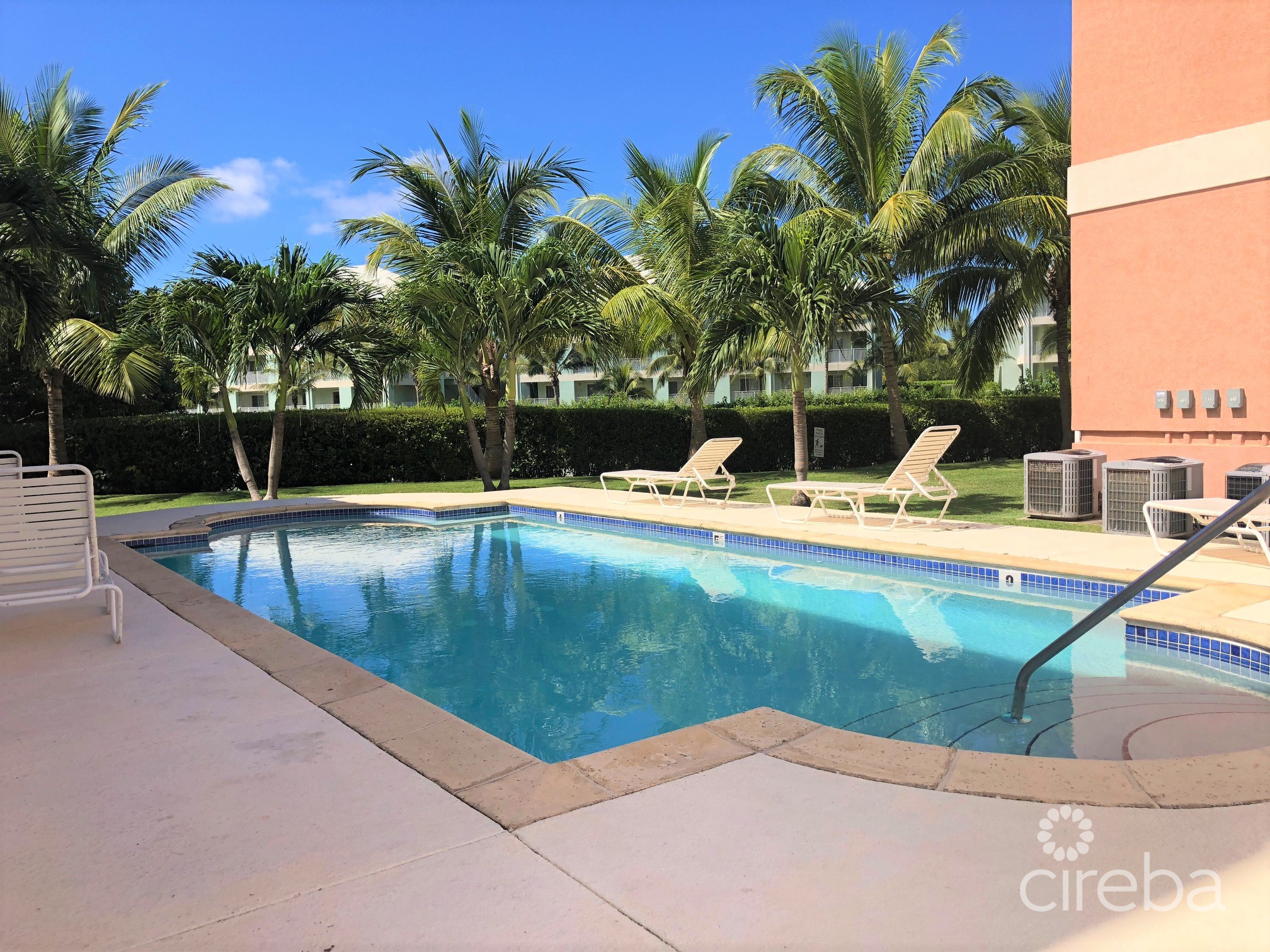 LAKESIDE–1BED/1BATH–MINUTES TO CAMANA BAY/SEVEN MILE BEACH