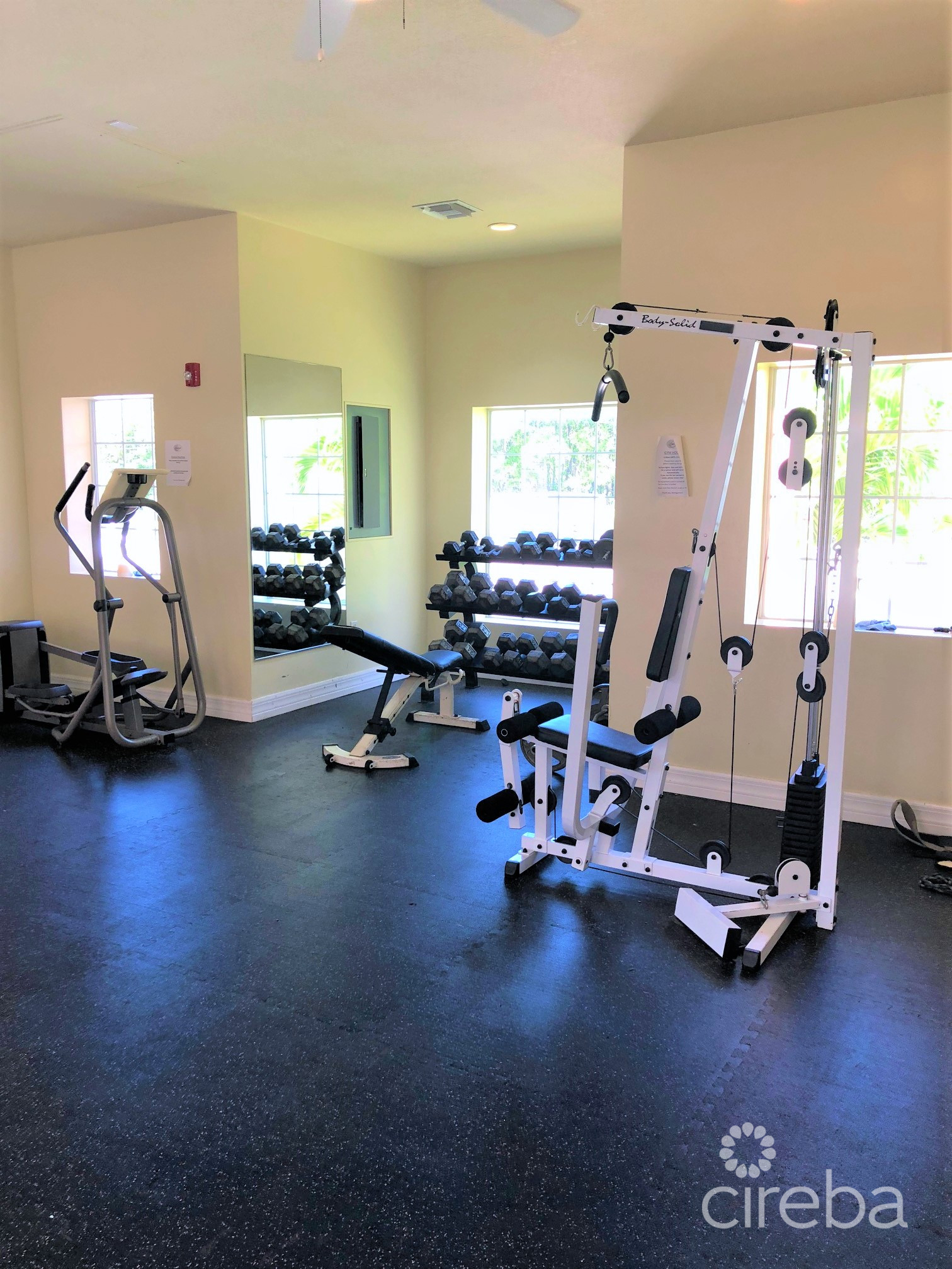 LAKESIDE–1BED/1BATH–MINUTES TO CAMANA BAY/SEVEN MILE BEACH