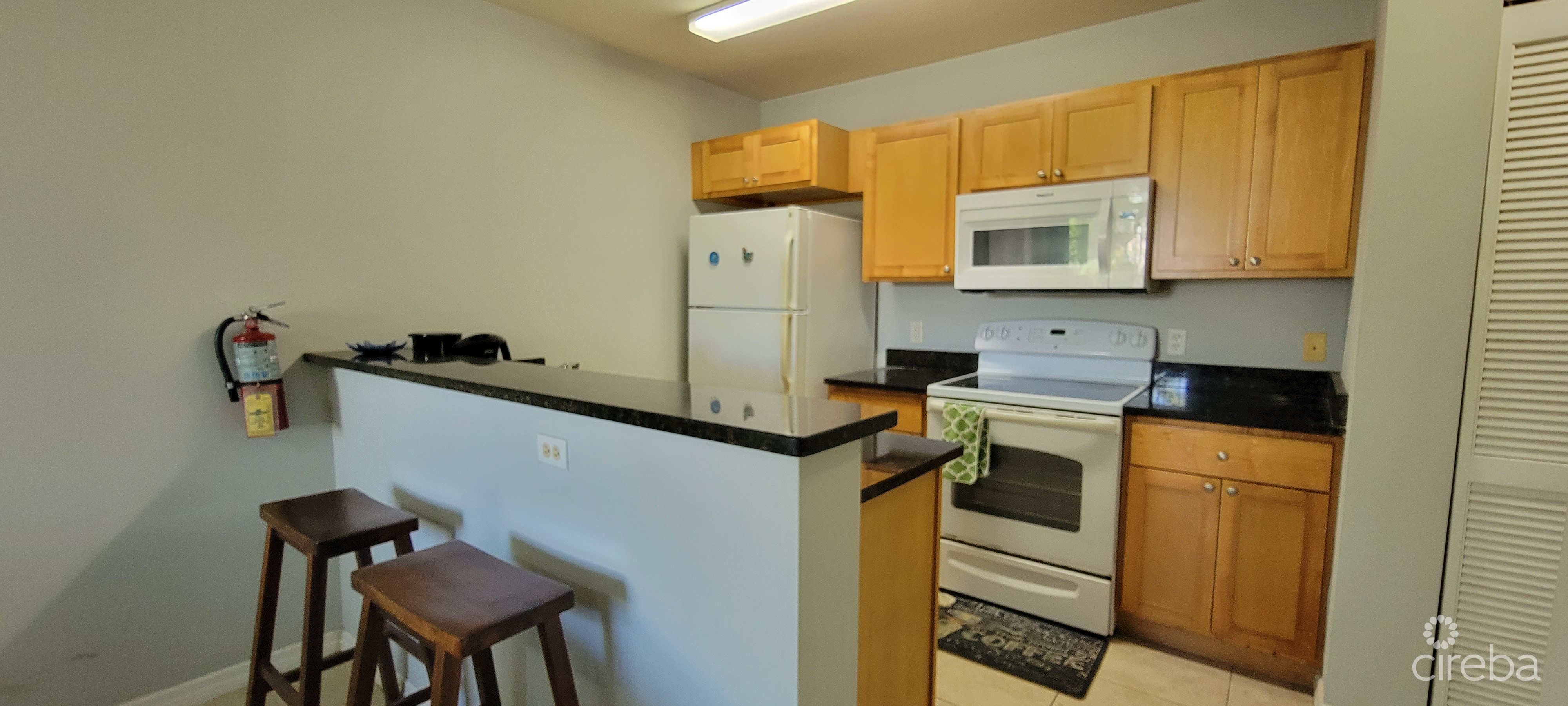 LAKESIDE–1BED/1BATH–MINUTES TO CAMANA BAY/SEVEN MILE BEACH