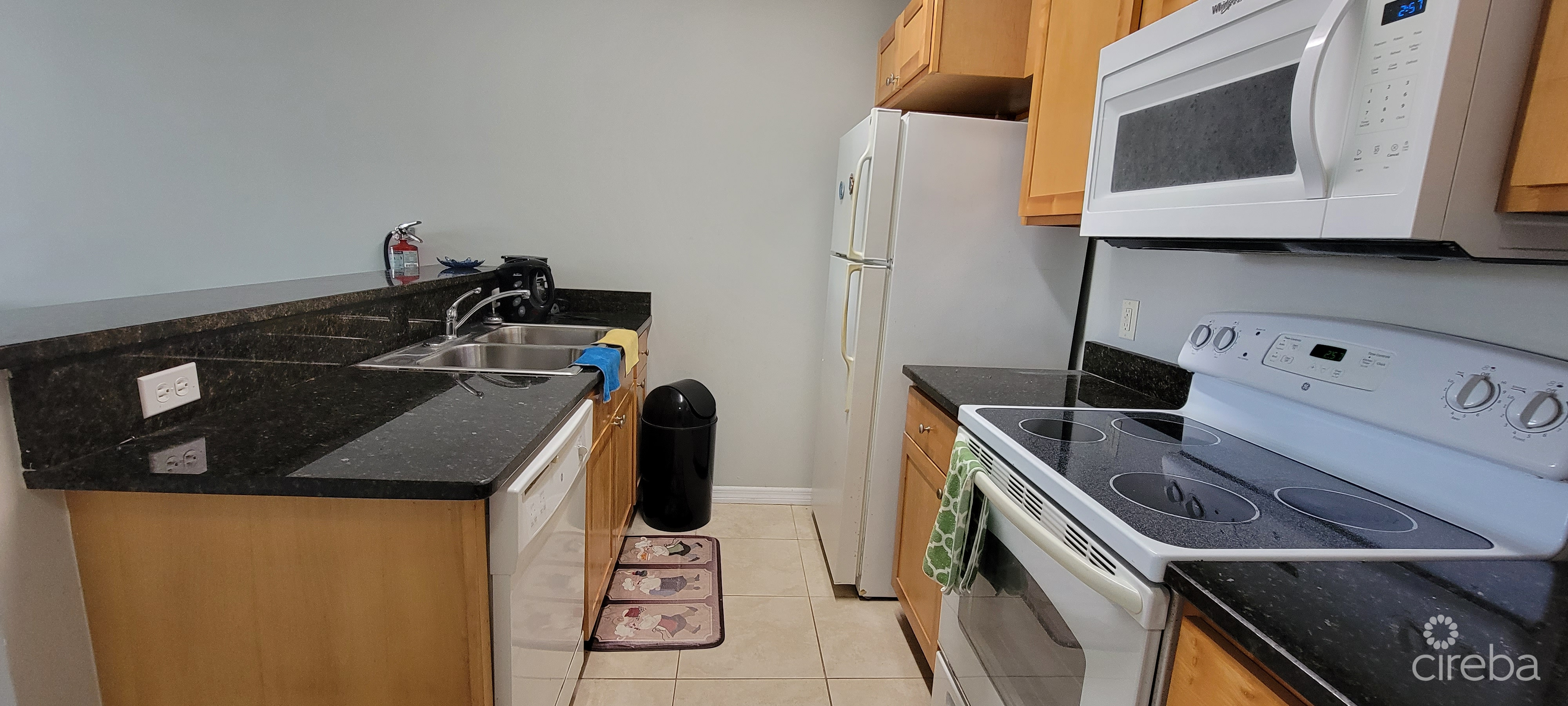 LAKESIDE–1BED/1BATH–MINUTES TO CAMANA BAY/SEVEN MILE BEACH