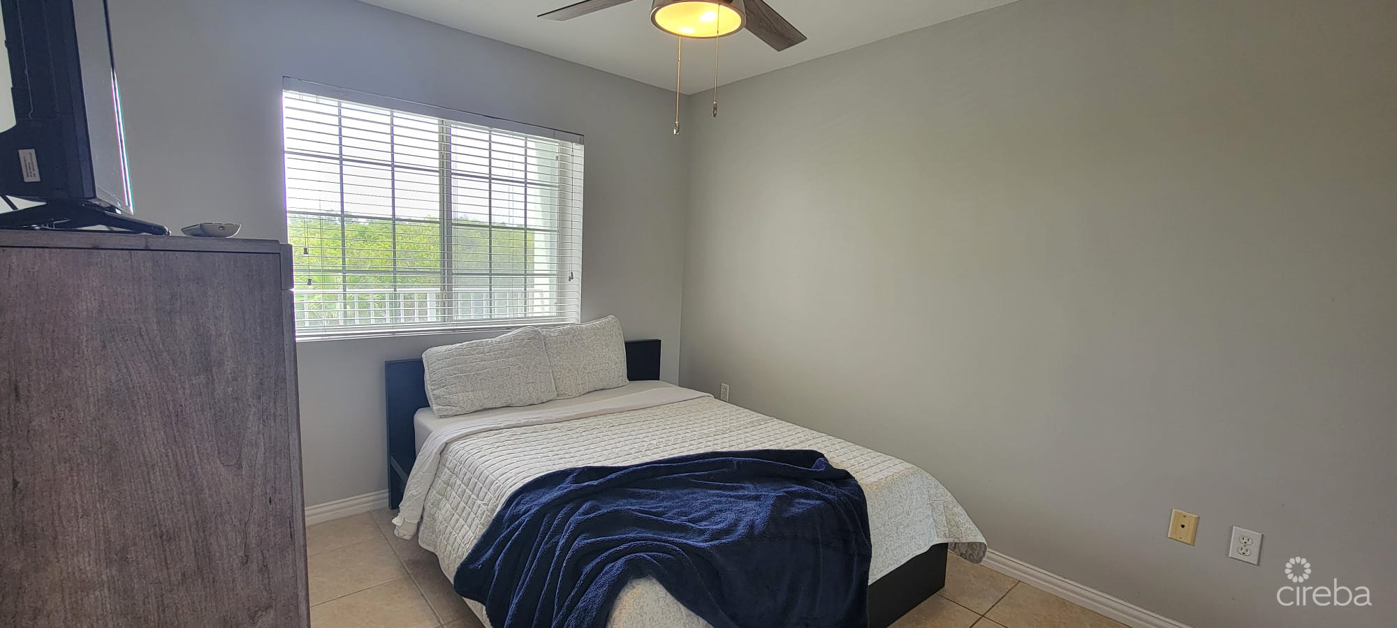 LAKESIDE–1BED/1BATH–MINUTES TO CAMANA BAY/SEVEN MILE BEACH