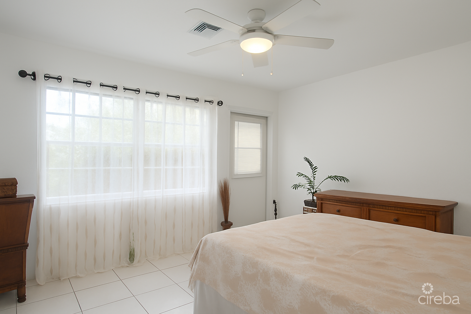 1 BED, NORTHSIDE APARTMENT WITH BEACH ACCESS