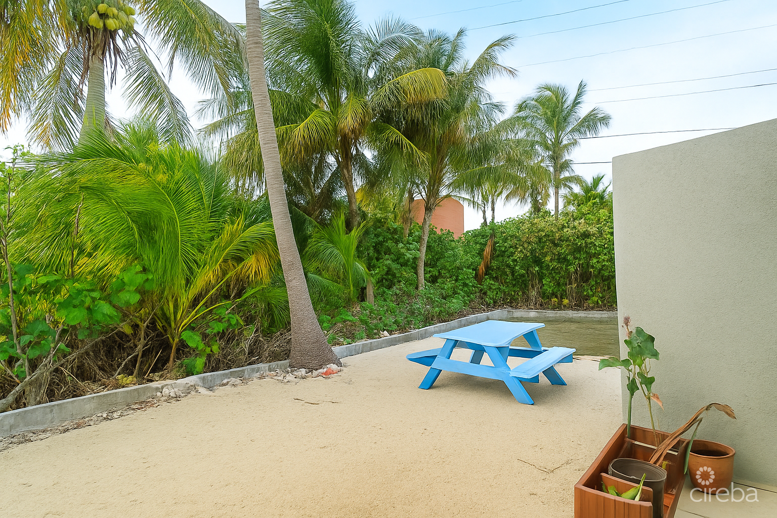 1 BED, NORTHSIDE APARTMENT WITH BEACH ACCESS